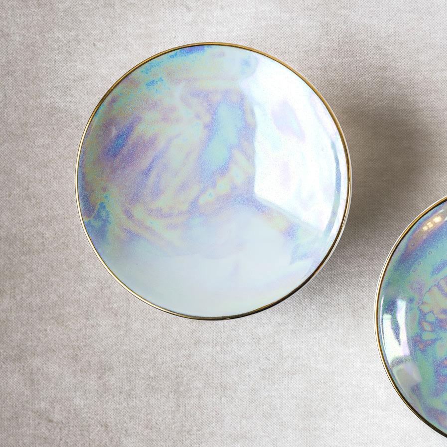 • medium porcelain side dish
• 11,5 cm ø x 5,5 cm
• perfect for a sexy amuse-bouche, a pre-dessert or side dish
• also works for the essential butter on the table
• with a glamorous iridescent glaze, textured bottom
• and a very luxurious 24k