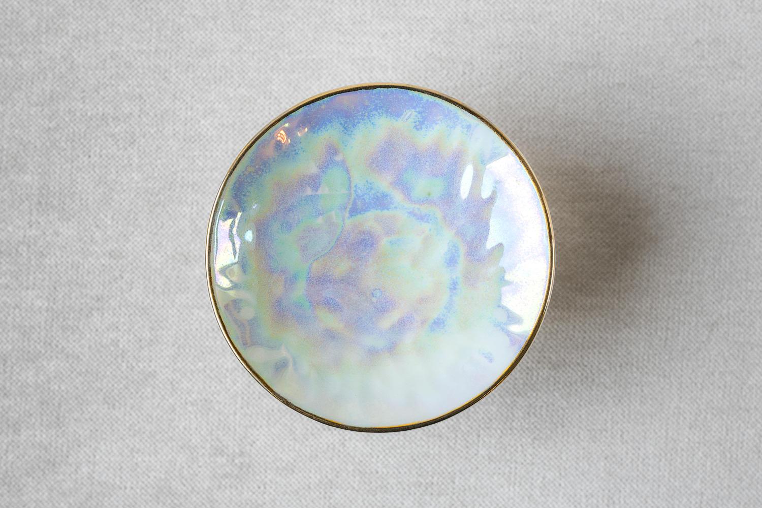 • small porcelain side dish
• 7,5 cm ø x 3,5 cm
• perfect for a sexy amuse-bouche, a pre-dessert or side dish
• also works for the essential coarse sea salt on the table
• with a glamorous iridescent glaze, textured bottom
• and a very