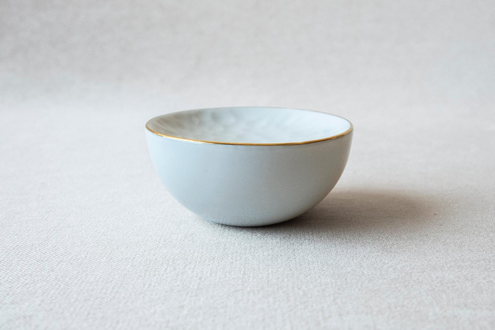• small porcelain side dish
• 7,5 cm ø x 3,5 cm
• perfect for a sexy amuse-bouche, a pre-dessert or side dish
• also works for the essential coarse sea salt on the table
• glazed white with a textured top
• and a very luxurious 24k hand painted