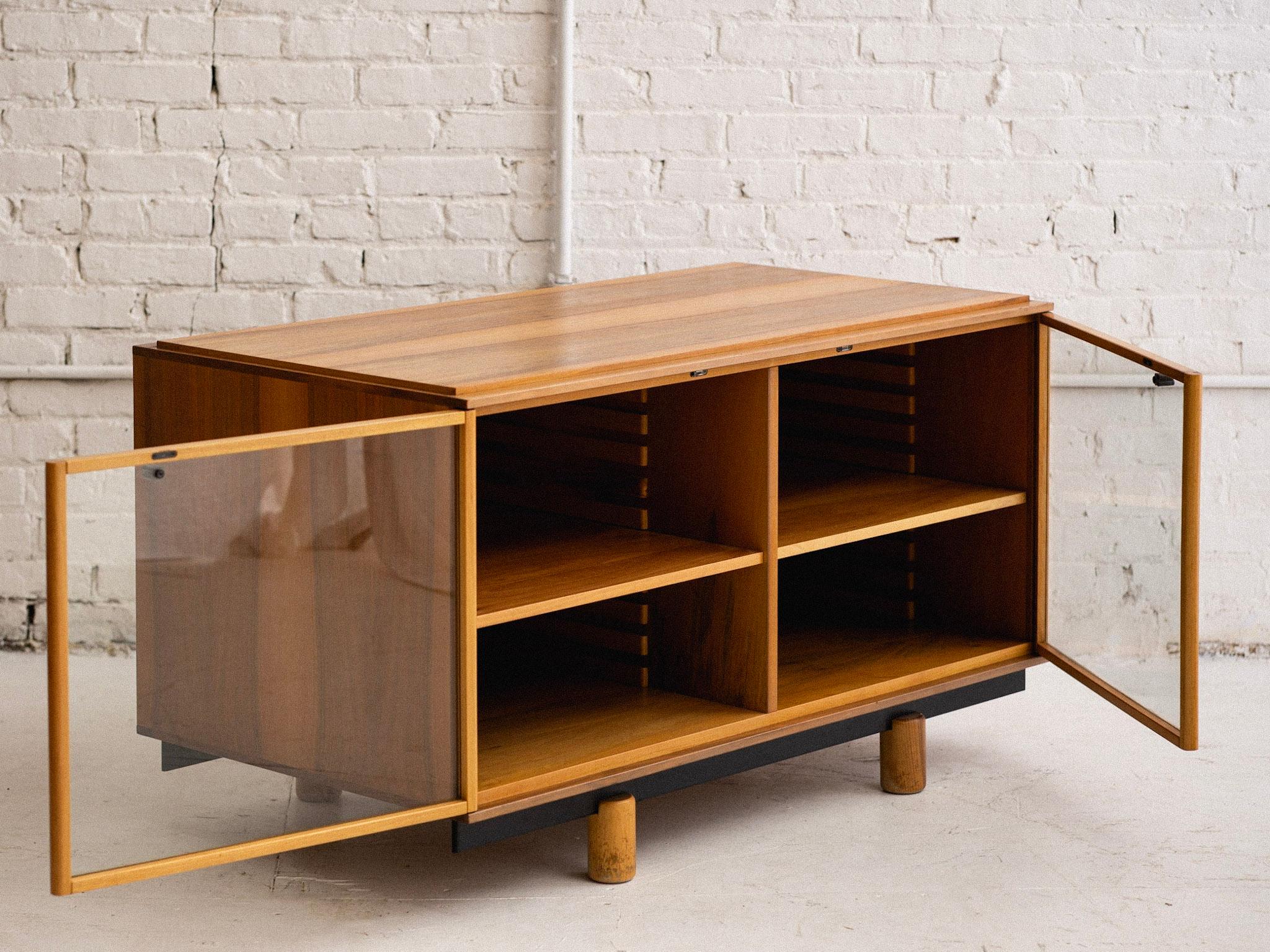 ‘Ovunque 806’ Modular Glass Door Sideboard by Gianfranco Frattini for Bernini In Good Condition For Sale In Brooklyn, NY