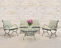 O.W. Table de jardin Lee de style « American Regency », en fer forgé et verre, avec motifs en volutes