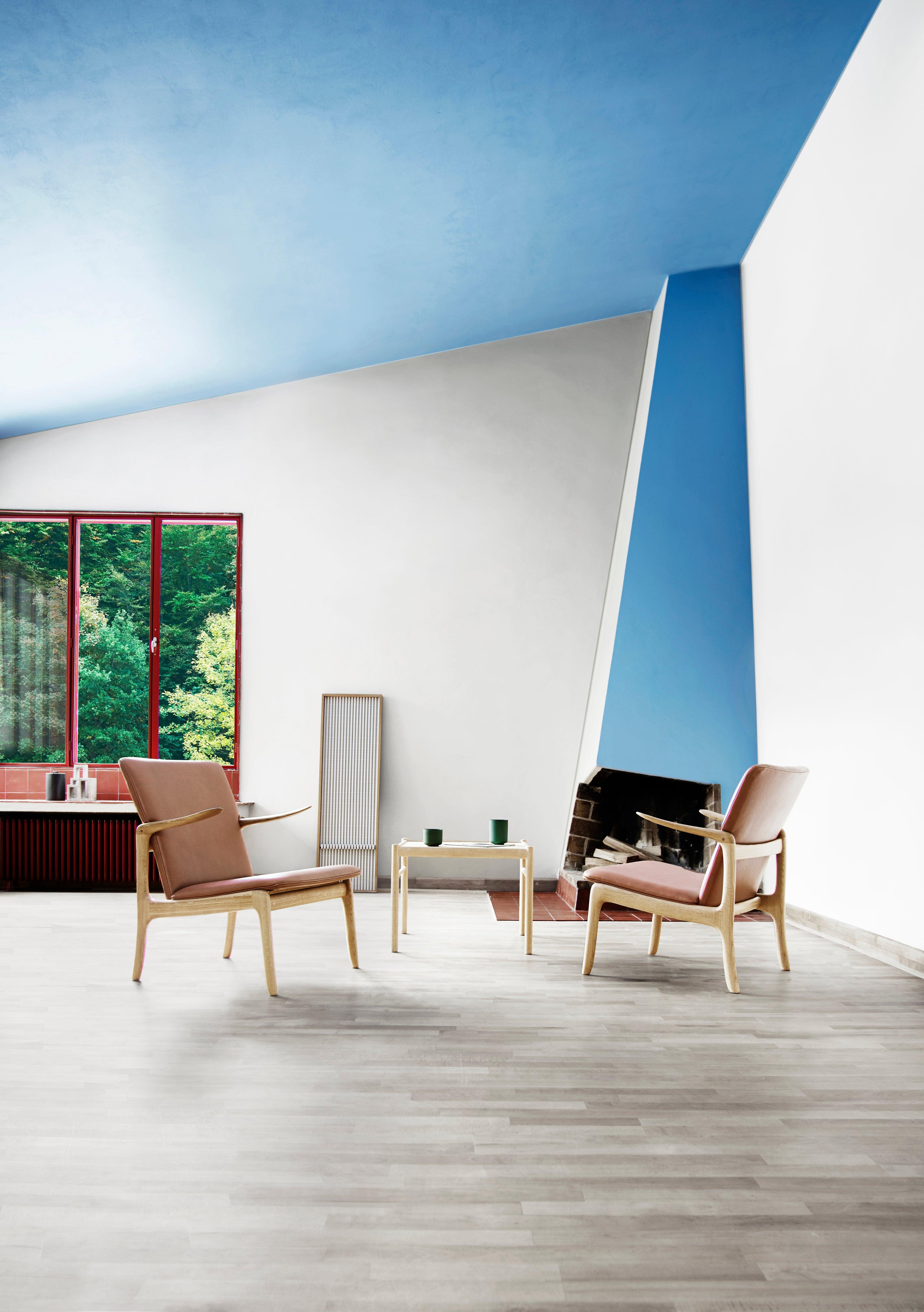 Ole Wanscher presented the OW124 Beak chair at the Copenhagen Cabinetmakers’ Guild Furniture Exhibition in 1951. An elegant mark of Wanscher’s refined design and bold pushing of boundaries, the chair was also a testament to his masterful grasp of