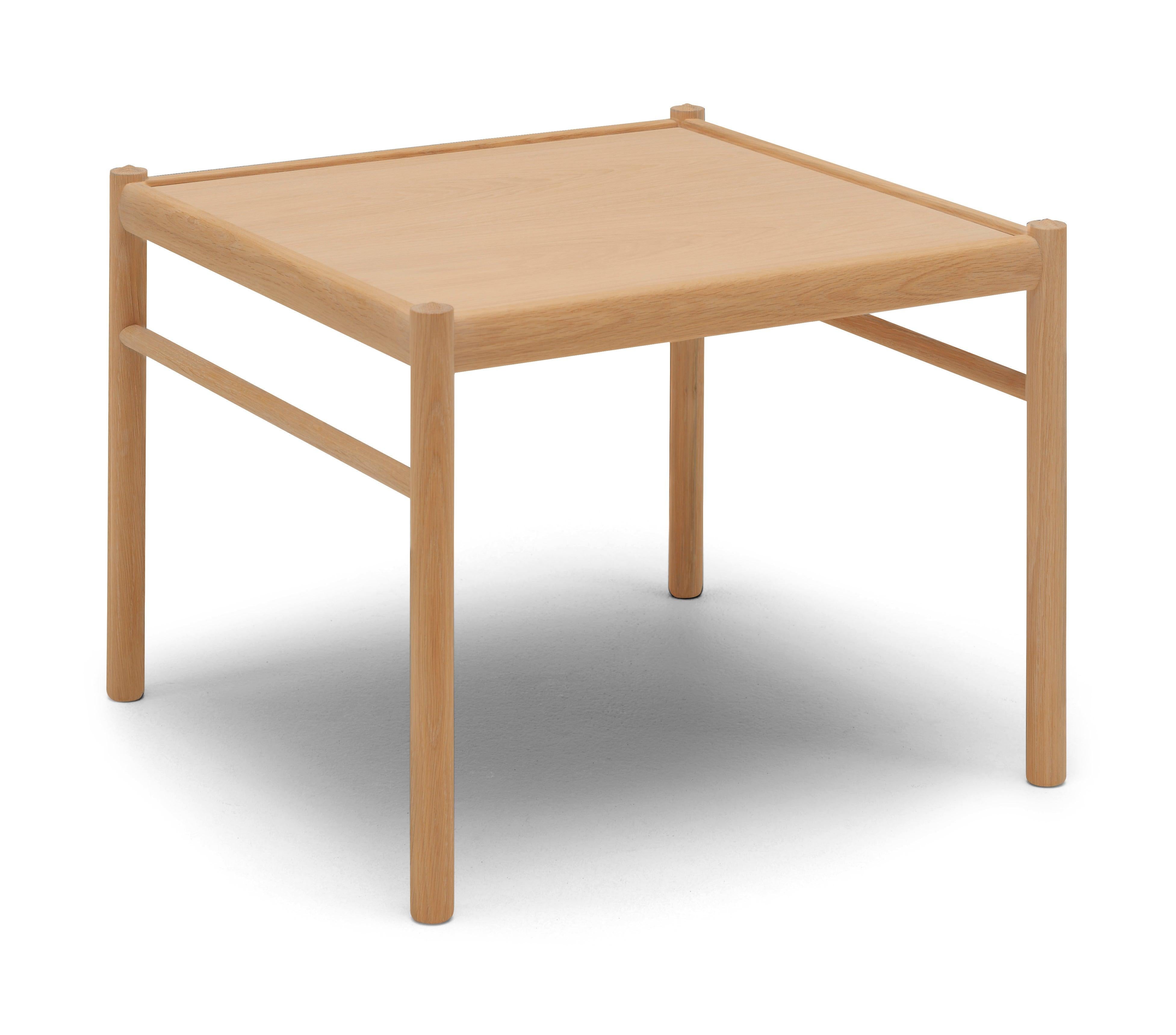 The OW449 Colonial coffee table was designed by Ole Wanscher and clearly communicates his desire to lend modern style and clever utility to Classic objects. The square veneer tabletop and framing design reflect that of the other furniture in the
