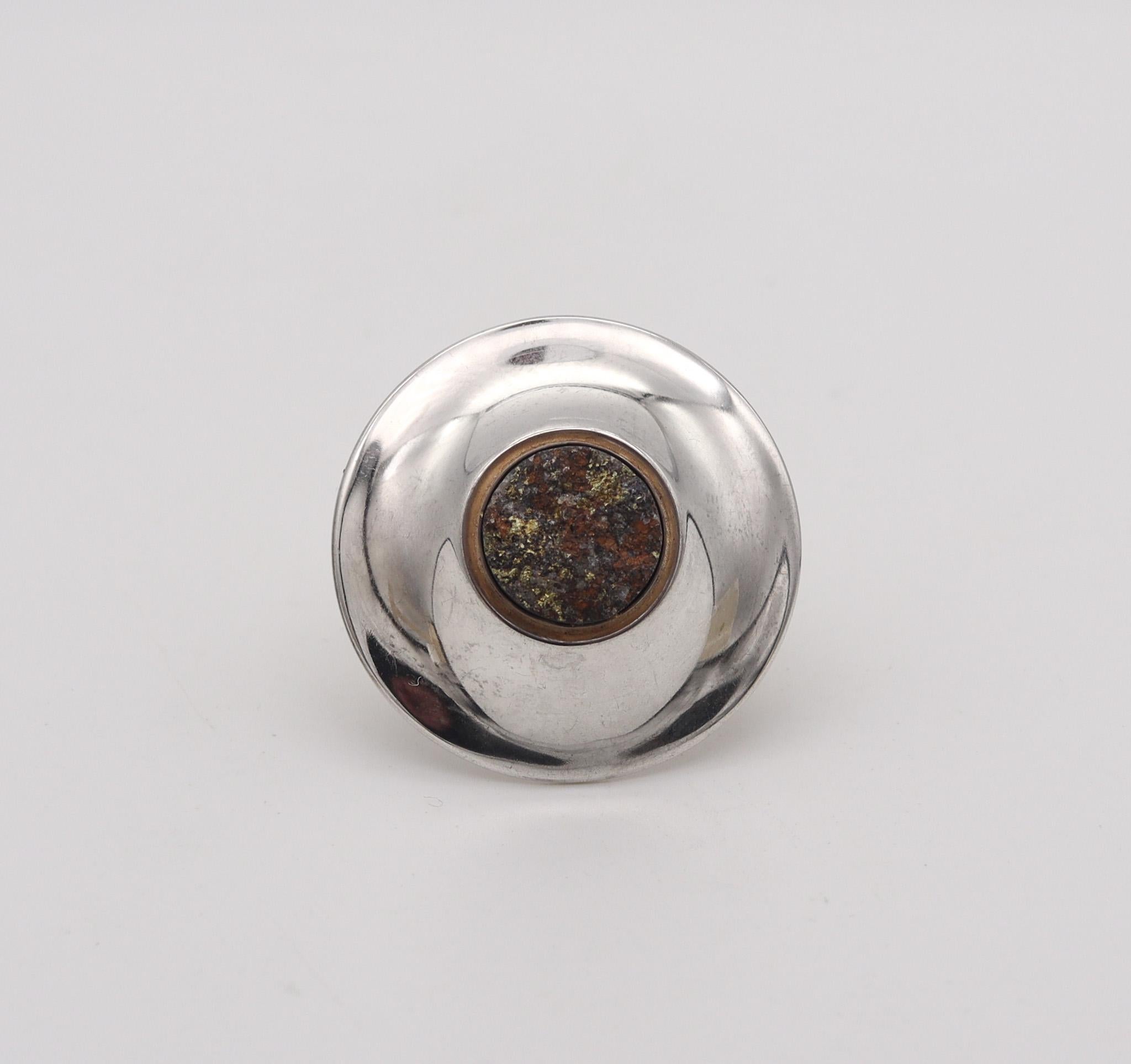 Anello modernista disegnato da Owe Johansson.

Favoloso anello modernista, creato in Finlandia dall'artista argentiere Owe Johansson nel 1972. Questo anello è stato realizzato in argento massiccio 925/.999 con finitura lucida. La parte superiore