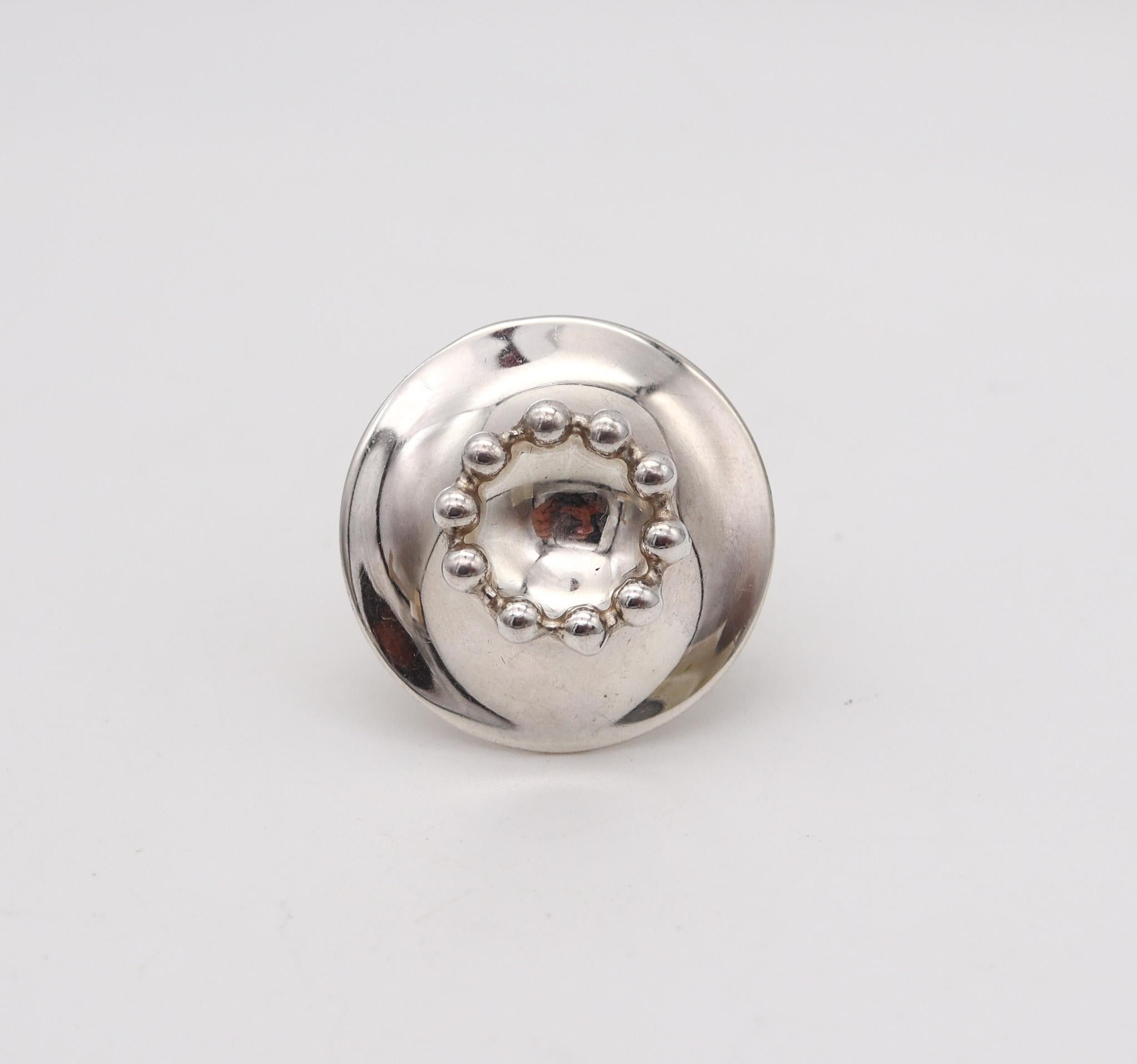 Anello modernista disegnato da Owe Johansson.

Favoloso anello modernista, creato in Finlandia dall'artista argentiere Owe Johansson nel 1972. Questo anello è stato realizzato in argento massiccio 925/.999 con finitura lucida. La parte superiore a