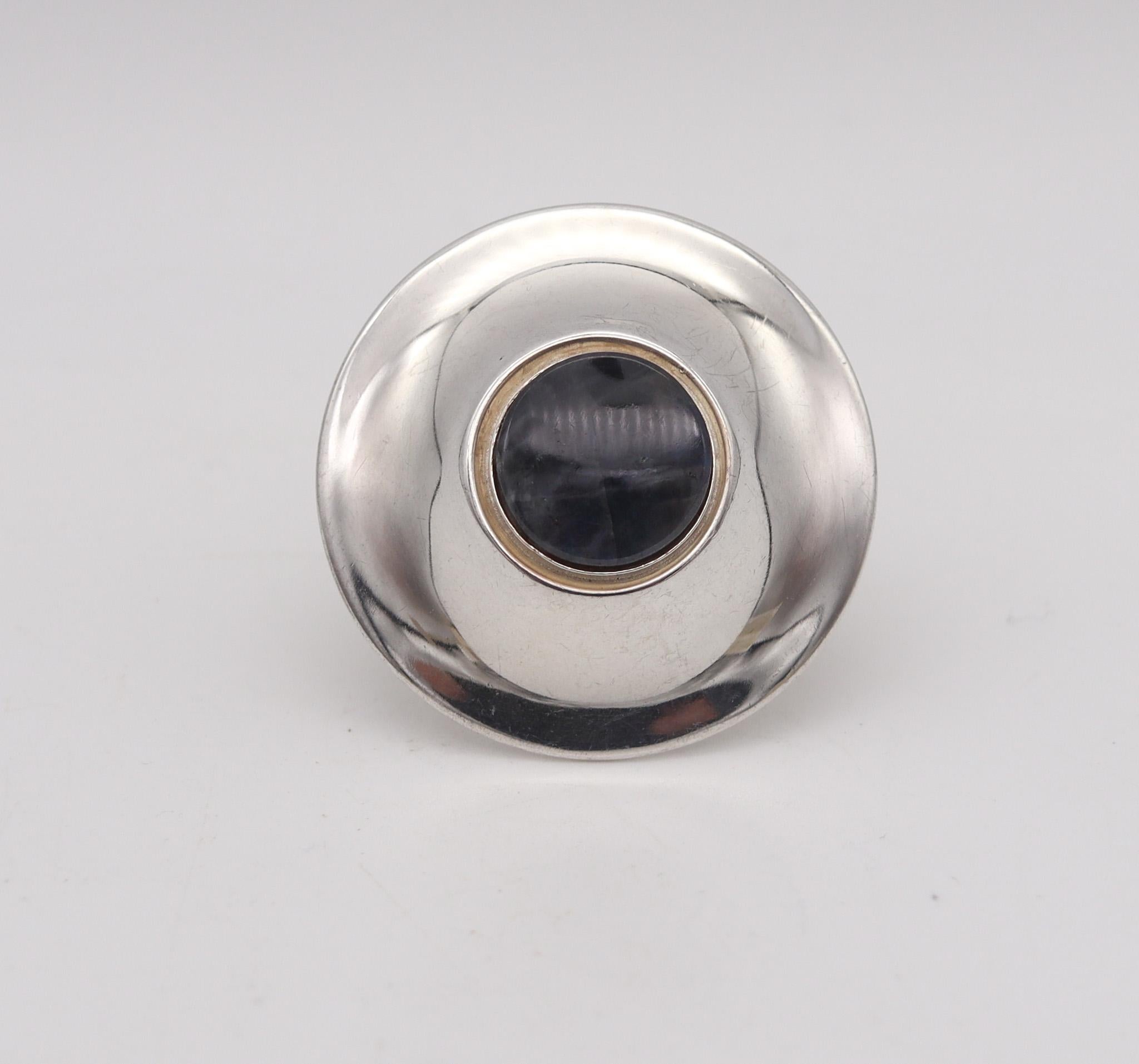 Modernist ring designed by Owe Johansson.

Fabulous modernist ring, created in Finland by the artist silversmith Owe Johansson, back in the 1973. This ring has been crafted in solid .925/.999 sterling silver with high polished finish. The upper