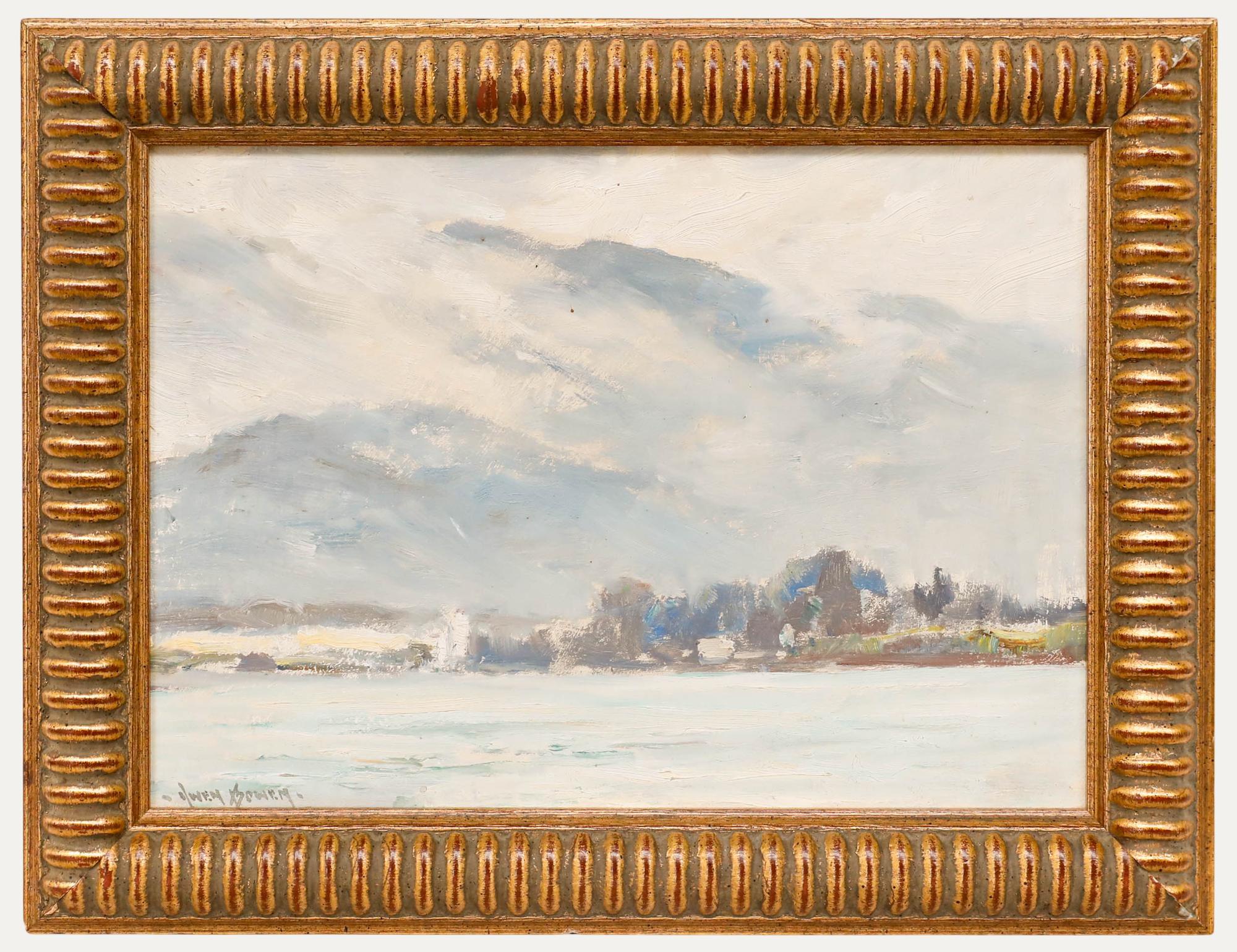 Ein dynamisches Ölgemälde des bekannten britischen Künstlers Owen Bowen (1873-1967), das eine ruhige Seeansicht mit nebelverhangenen Hügeln in der Ferne zeigt. Das Werk ist links unten signiert und in einem zeitgenössischen vergoldeten Rahmen mit