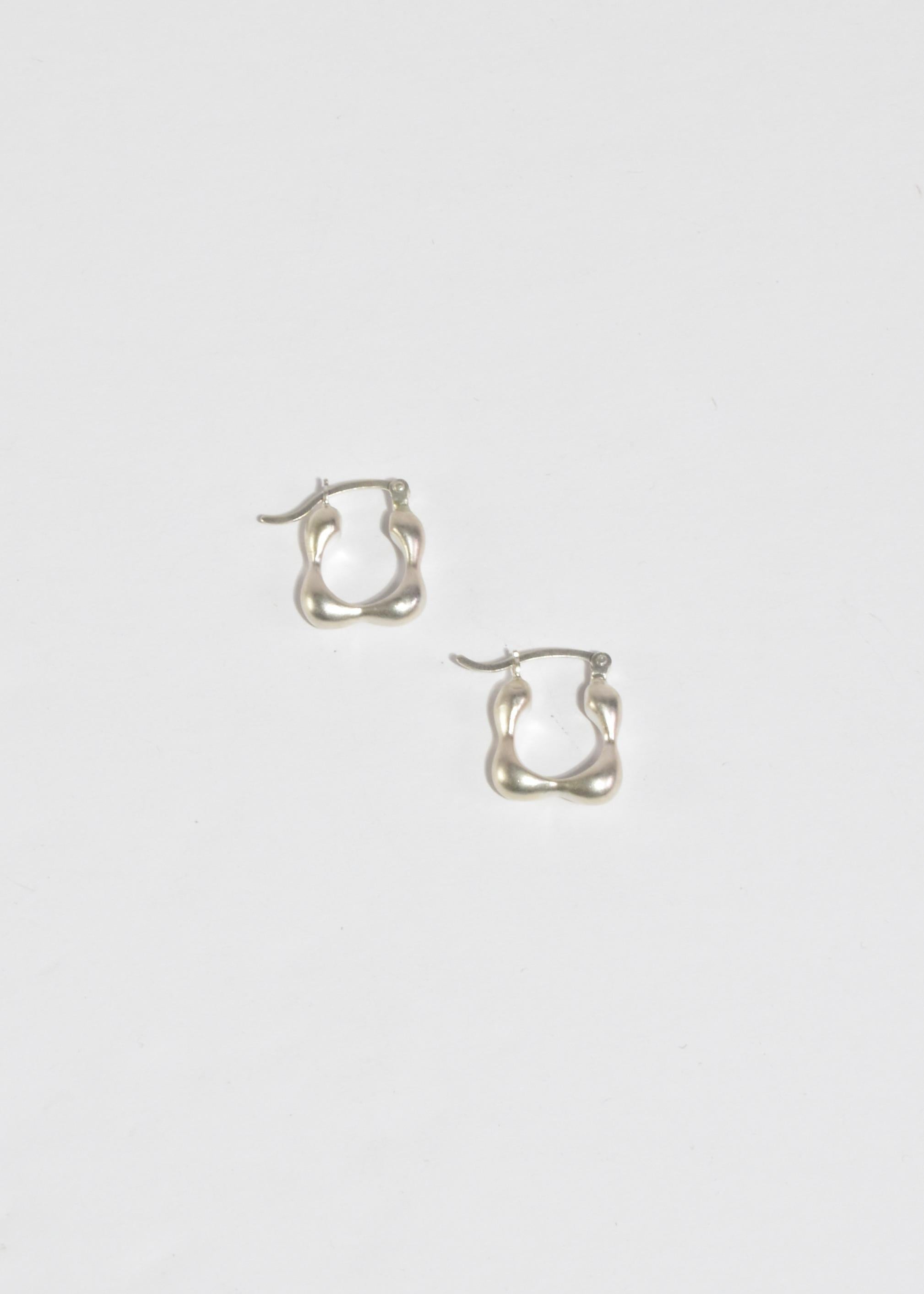 The signature sterling Dunton Ellerkamp hoop earrings in an organic shape with hinge closure.

Each piece is hand carved, cast, and finished in New York by Owen Dunton of Dunton Ellerkamp.

Material: solid sterling silver.

We recommend storing in a