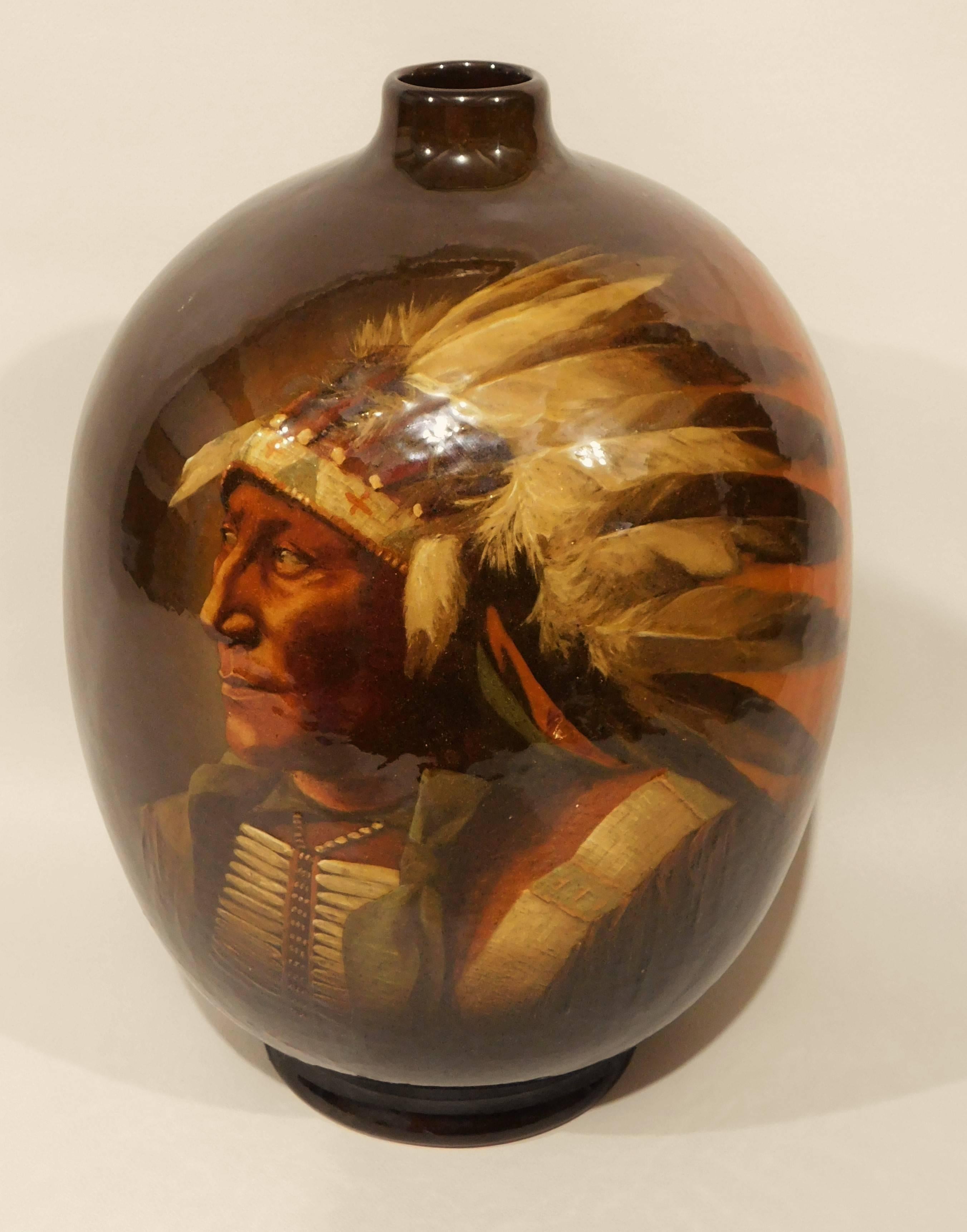 Américain Vase utopique Owens Pottery amérindien Sioux Chief Bear Cora McCandless en vente