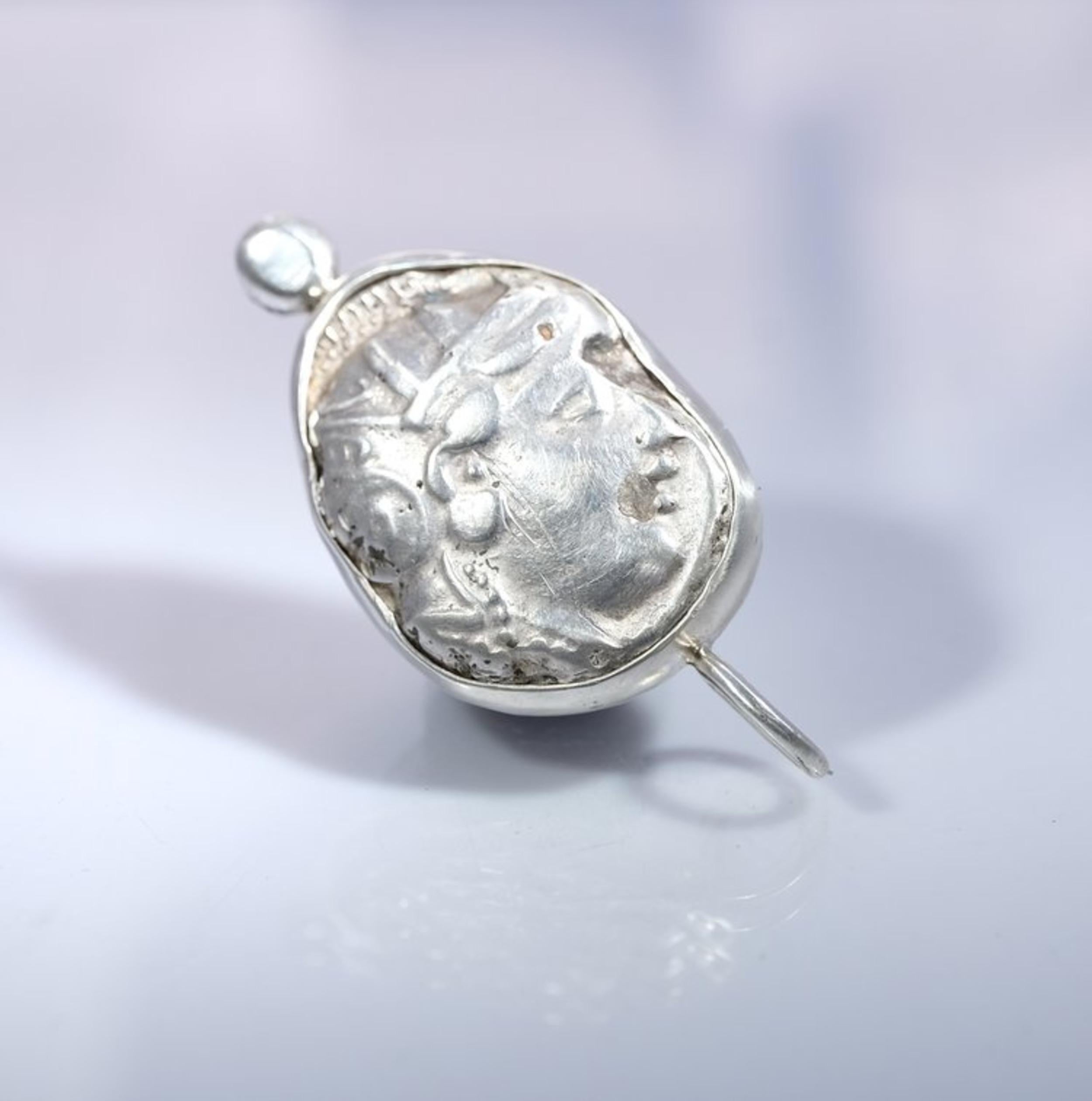 Leggi il mio post sulla moneta civetta di Atene: https://www. peregrinependants. com/blog/athens-owl-coin

Per apprezzare le sue dimensioni, il rilievo della moneta e la forma della cauzione, guarda l'immagine che mostra la moneta accanto a un