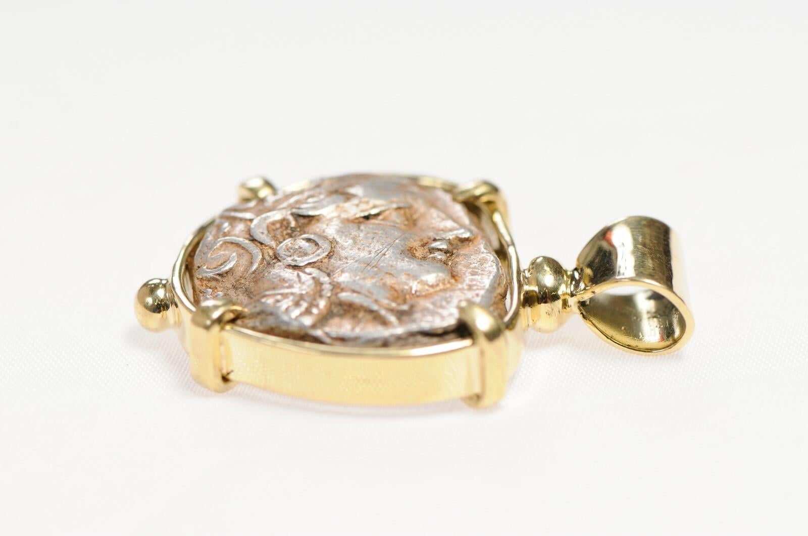 Pendentif hibou et pièce de monnaie Athéna en or 18 carats en vente 5