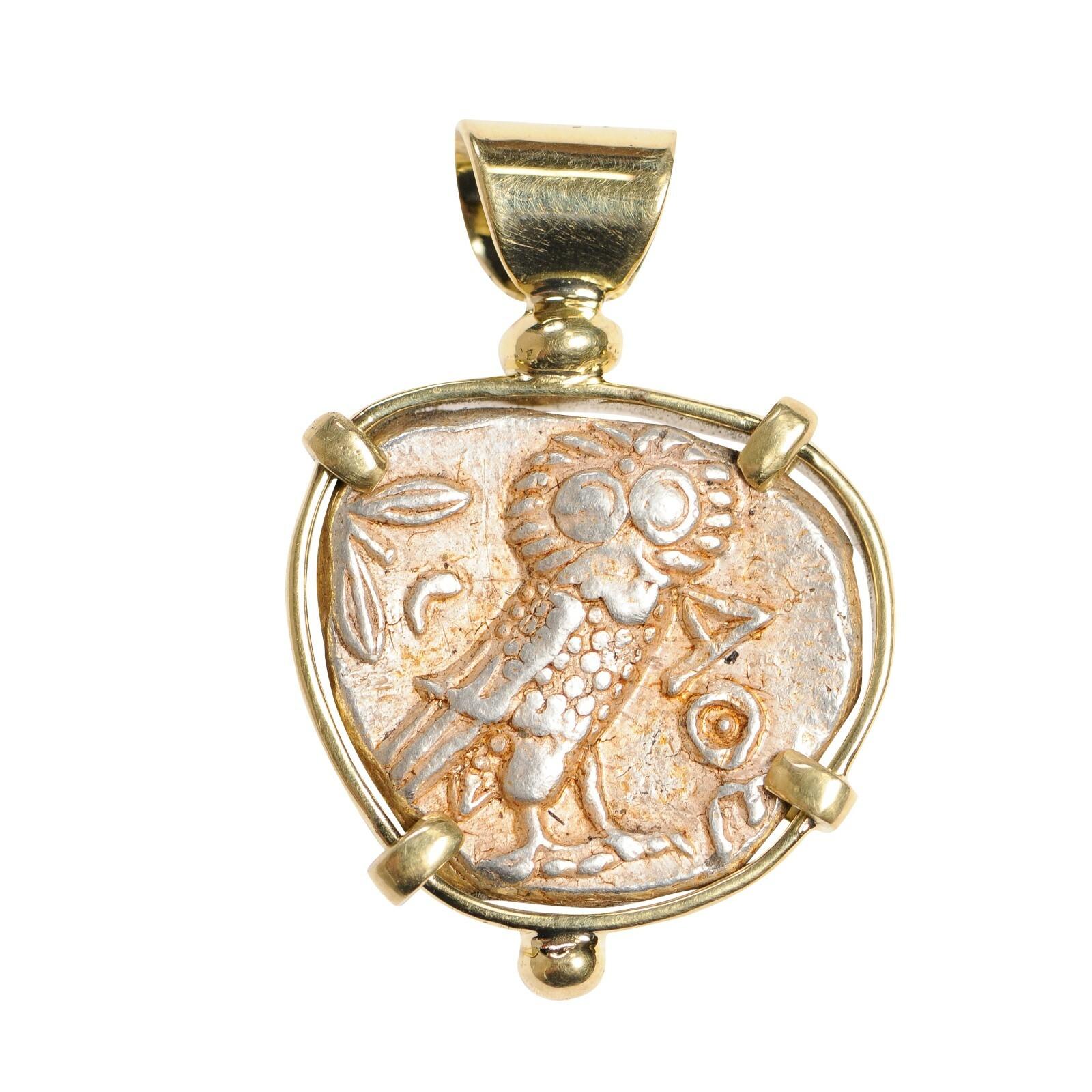 Pendentif hibou et pièce de monnaie Athéna en or 18 carats en vente 7
