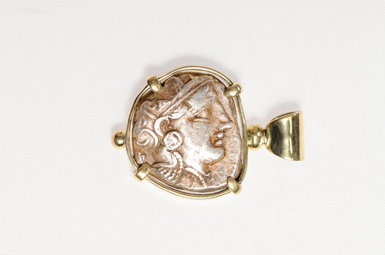 Ein Eule und Athena Münzanhänger in 18kt Gold von 454-404 v. Chr., Athen. Eine silberne Tetradrachme mit einer Eule und AOE auf der Rückseite. Auf der Vorderseite ist das Profil der Athene zu sehen. Diese Münze wurde von einem professionellen