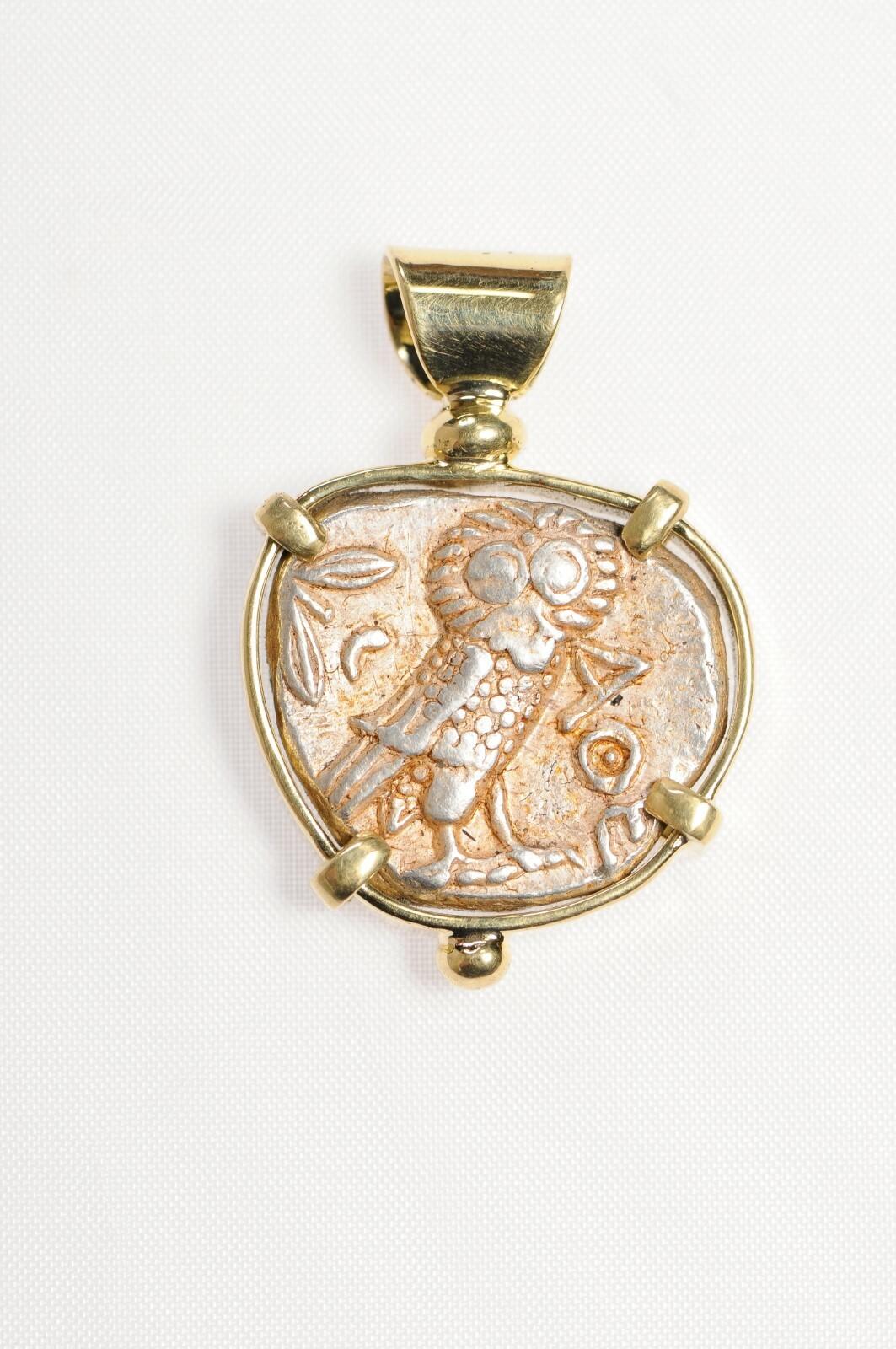 Grec classique Pendentif hibou et pièce de monnaie Athéna en or 18 carats en vente