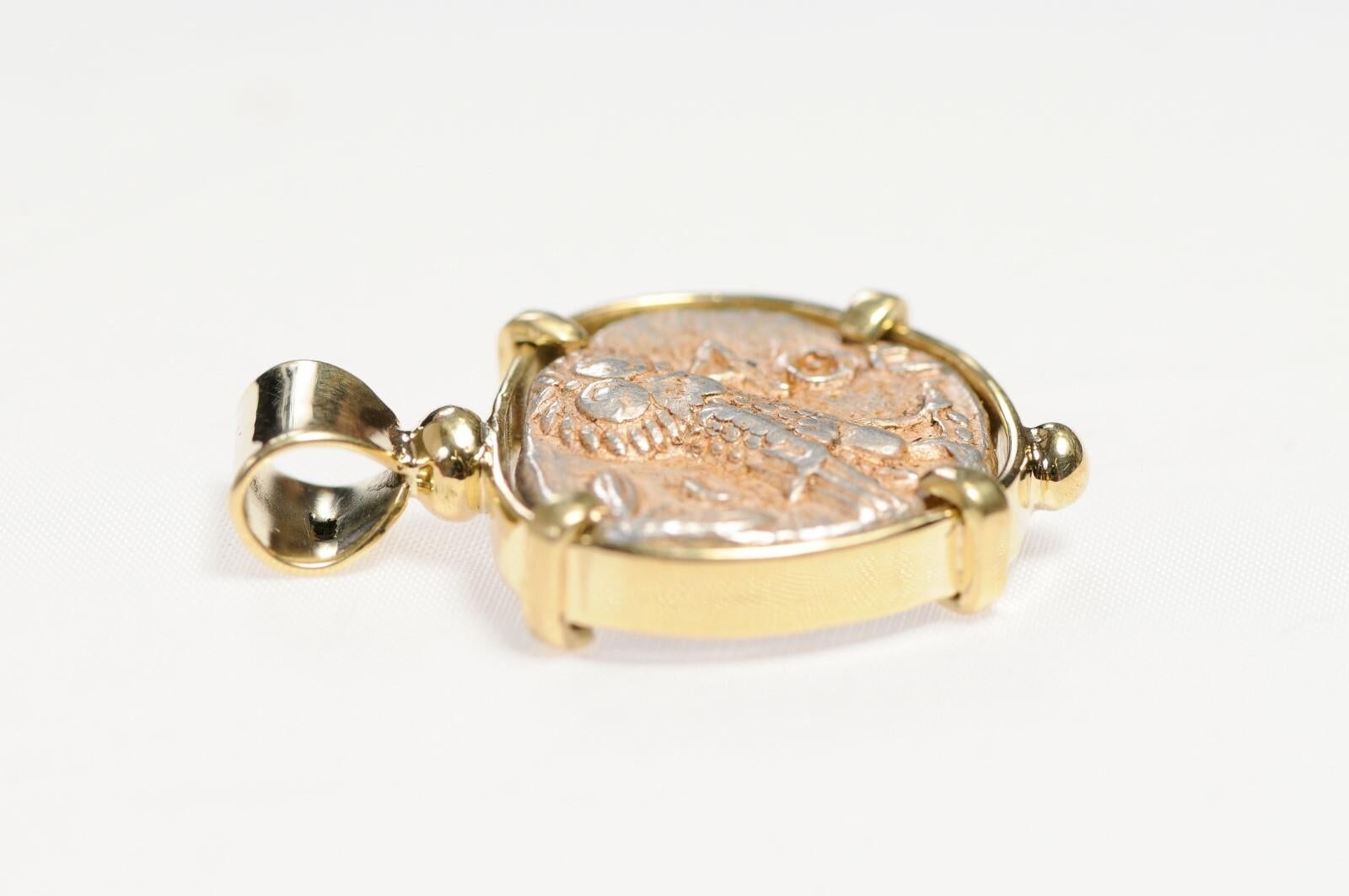 Pendentif hibou et pièce de monnaie Athéna en or 18 carats Unisexe en vente