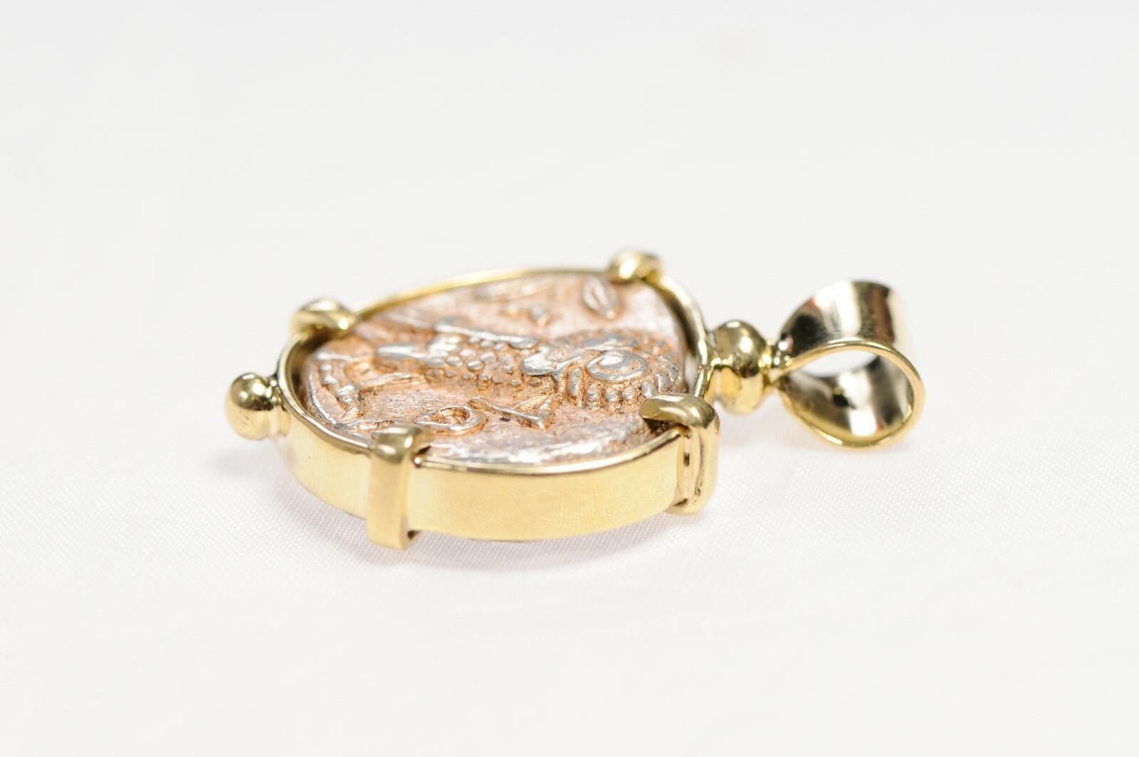 Pendentif hibou et pièce de monnaie Athéna en or 18 carats en vente 1