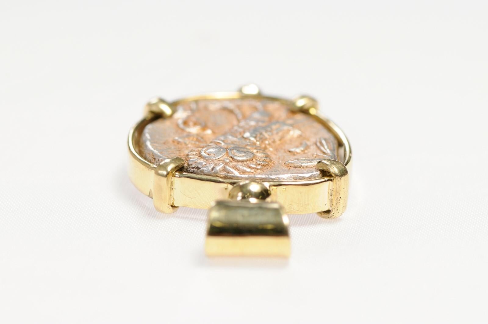 Pendentif hibou et pièce de monnaie Athéna en or 18 carats en vente 2