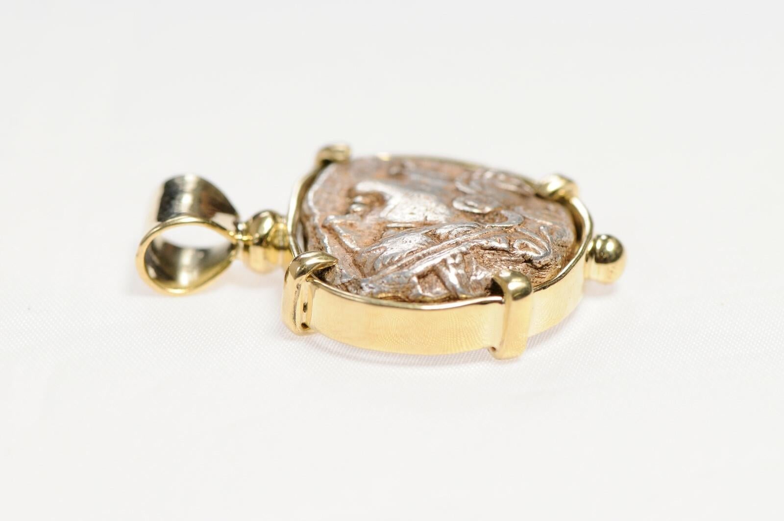 Pendentif hibou et pièce de monnaie Athéna en or 18 carats en vente 3