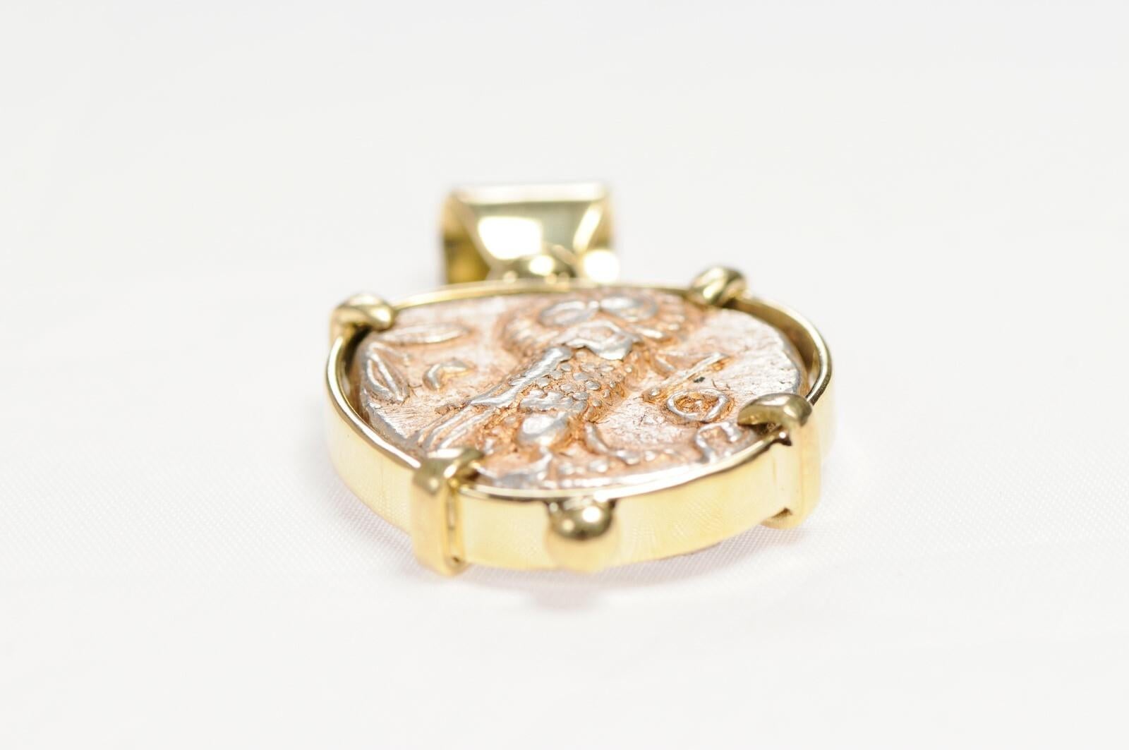 Pendentif hibou et pièce de monnaie Athéna en or 18 carats en vente 4