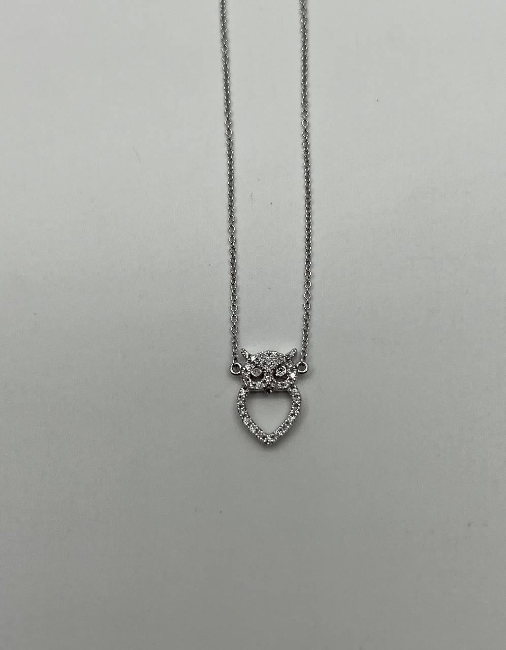 Scopri il fascino raffinato di questa collana con ciondolo. Realizzata in oro bianco 18 carati, la collana presenta 0,19 carati di diamanti bianchi. Il ciondolo presenta il design di un gufo stilizzato, con intricati dettagli in pavé di diamanti che