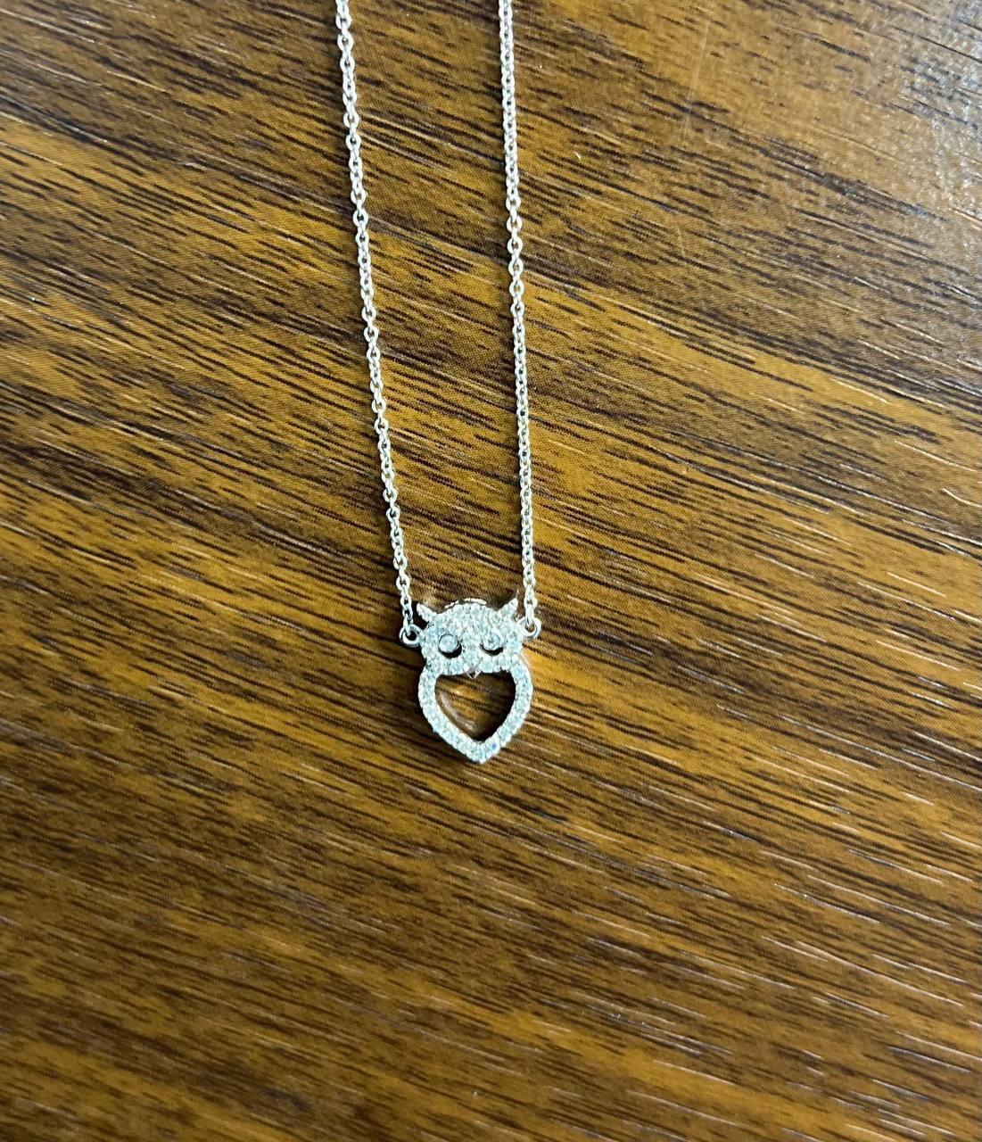 Gufo Uccello Cuore Simbolo Diamanti Motivo aureola Collana a catena in oro bianco 18K in vendita 1