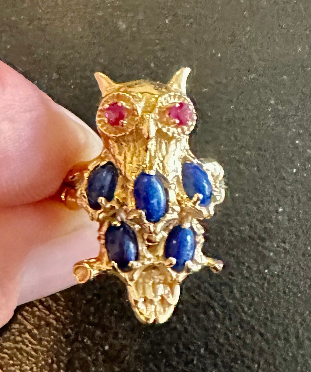 Concediti uno splendido anello con motivo a gufo, piume di lapislazzuli e occhi di rubino in questo favoloso anello da cocktail in oro giallo 14 carati.  Questo è un delizioso anello per uccelli Retro Mid-Century Modern con il gufo più bello che ci