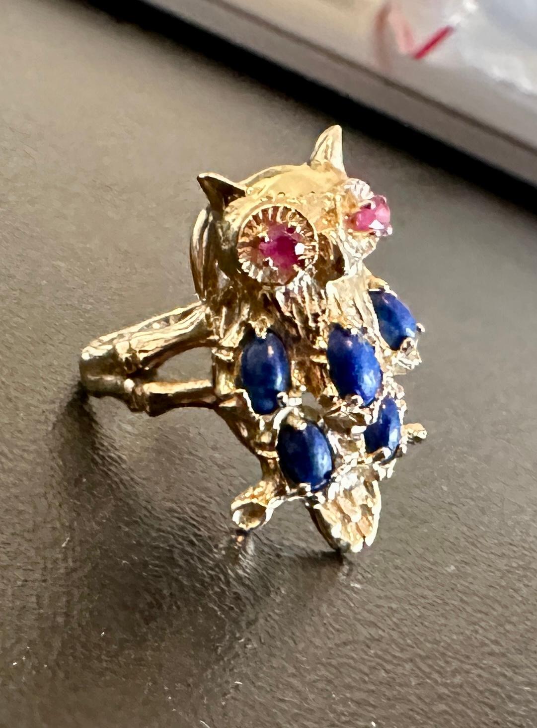 Cabochon Anello Gufo Uccello Lapislazzuli Rubino Retrò Midcentury Oro giallo 14 carati in vendita