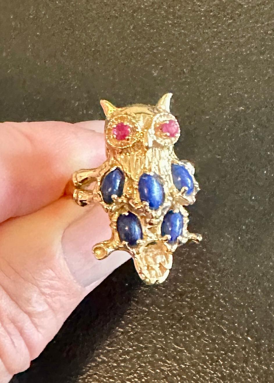 da uomo o donna Anello Gufo Uccello Lapislazzuli Rubino Retrò Midcentury Oro giallo 14 carati in vendita