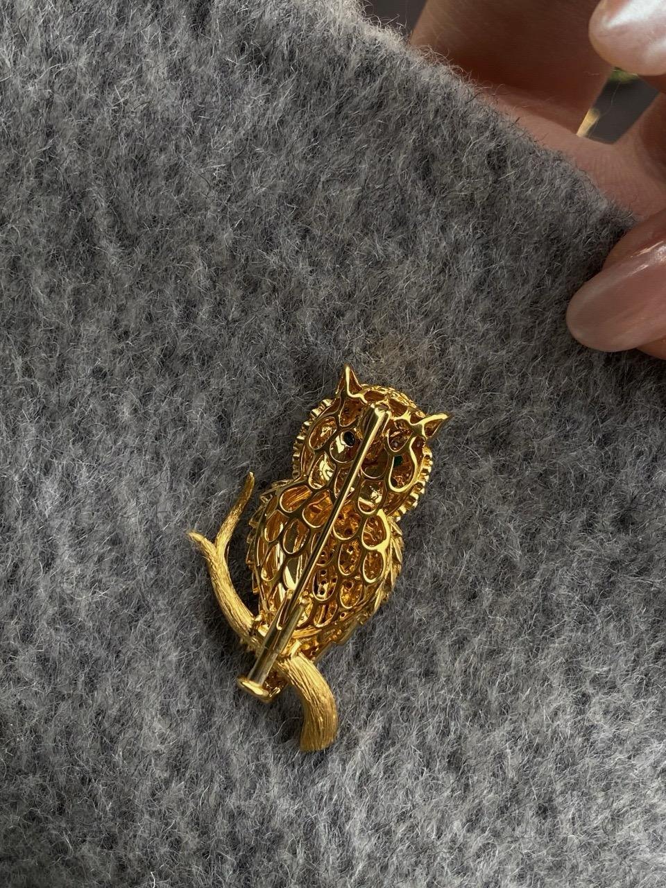 Eulen-Brosche: Smaragd & Diamant-Wandteppich, Bespoke Luxury für Damen oder Herren im Angebot