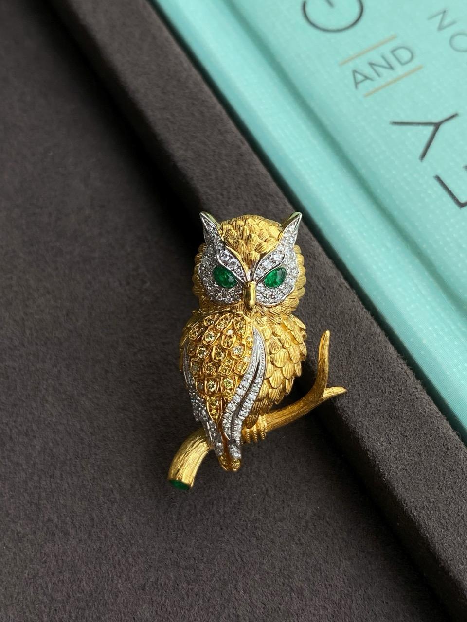 Eulen-Brosche: Smaragd & Diamant-Wandteppich, Bespoke Luxury im Angebot 1