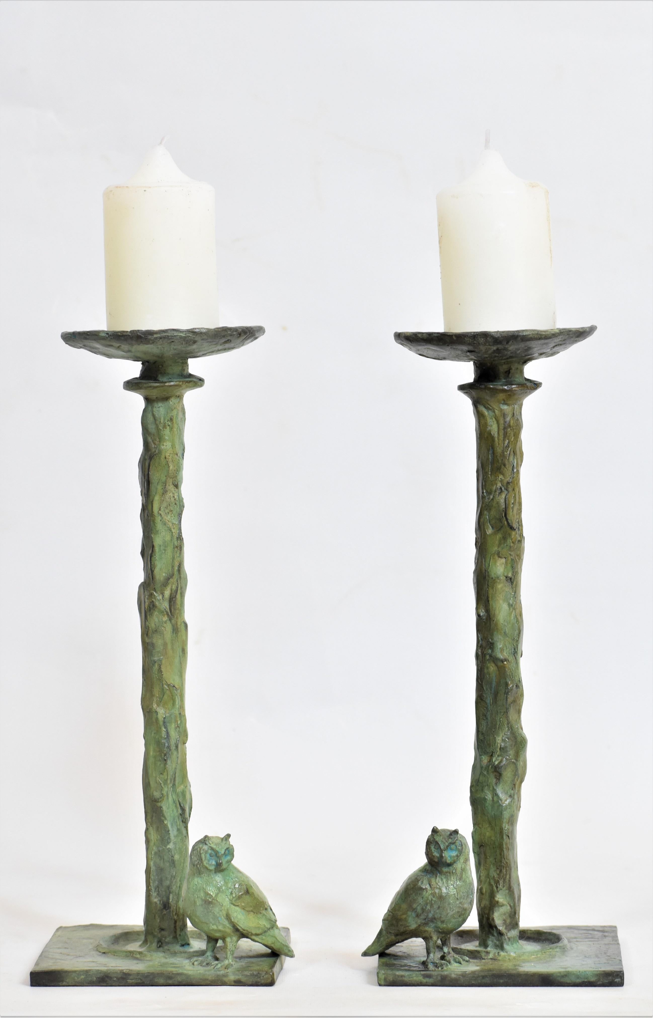 Owl Candlesticks in Bronze Verdigris, kommt als ein Paar, jede Höhe 28 cm x 11 cm x 11 cm Kerzenhalter in Bronze gegossen mit kleinen Bronze-Eule. Kerzen sind nicht vorgesehen.

Ähnliche bronzene Einzel- und Doppelkerzenständer in verschiedenen