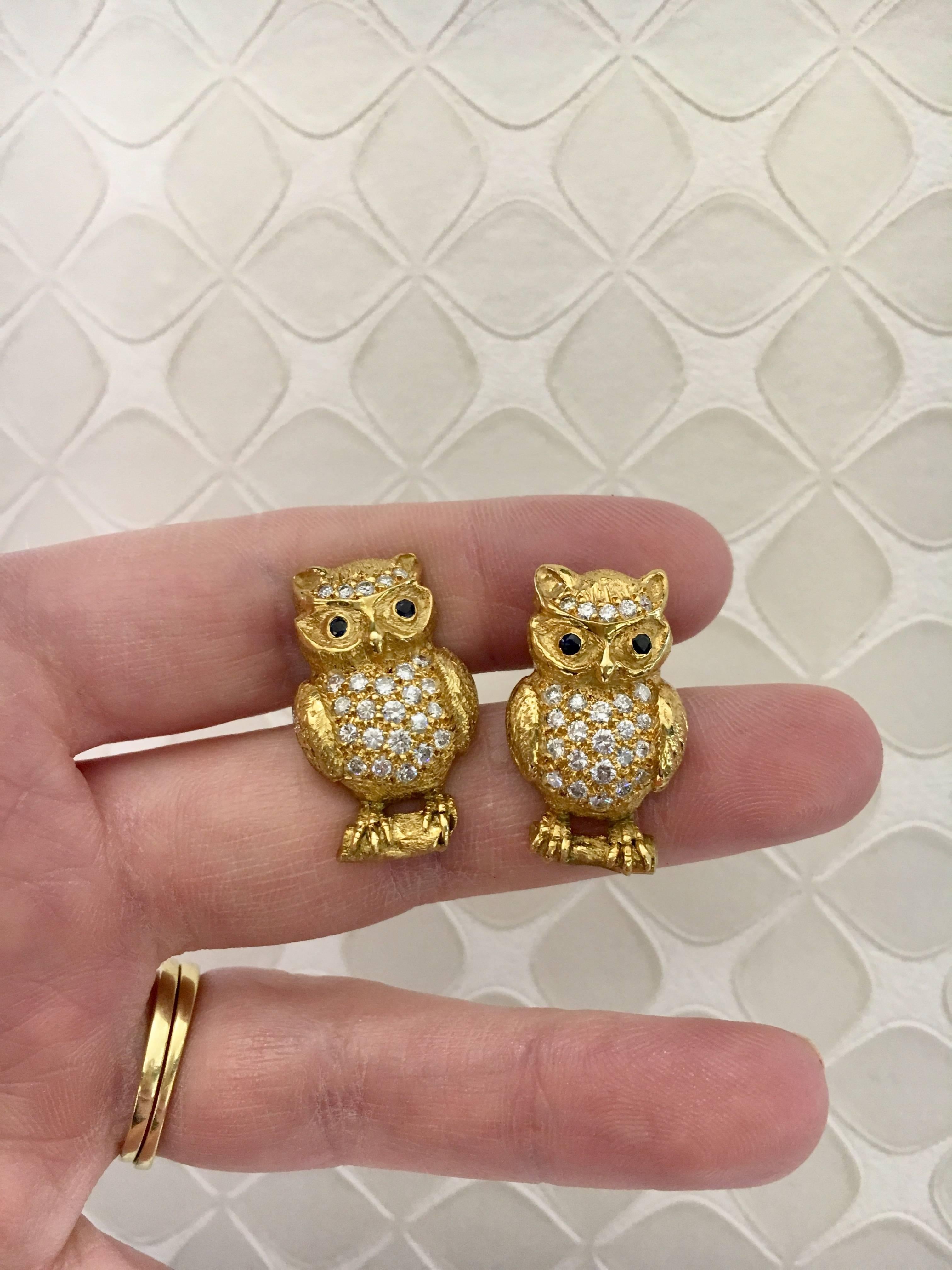 One pair of owl cufflinks in 18kt yellow gold set with blue sapphire eyes and diamonds.