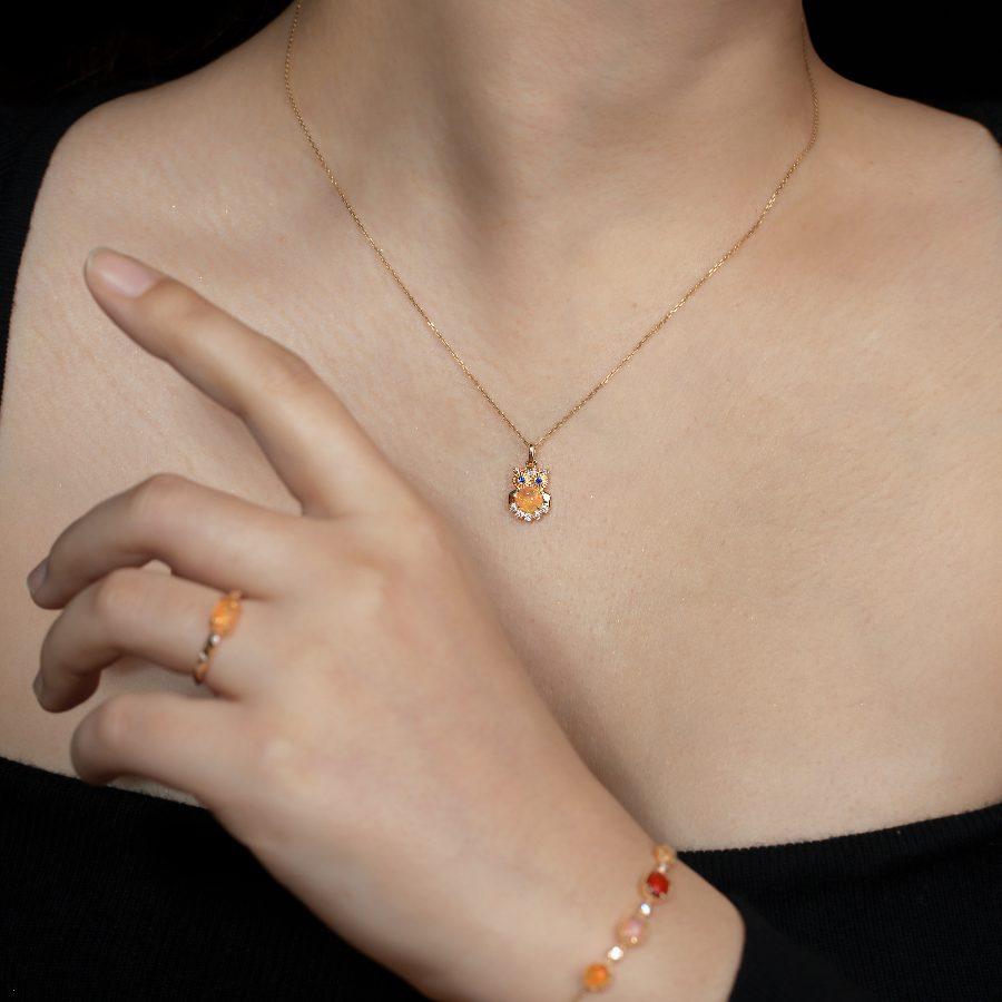 Taglio brillante Design/One Opale di Fuoco, Diamante e Zaffiro Ciondolo in oro giallo 18 carati in vendita