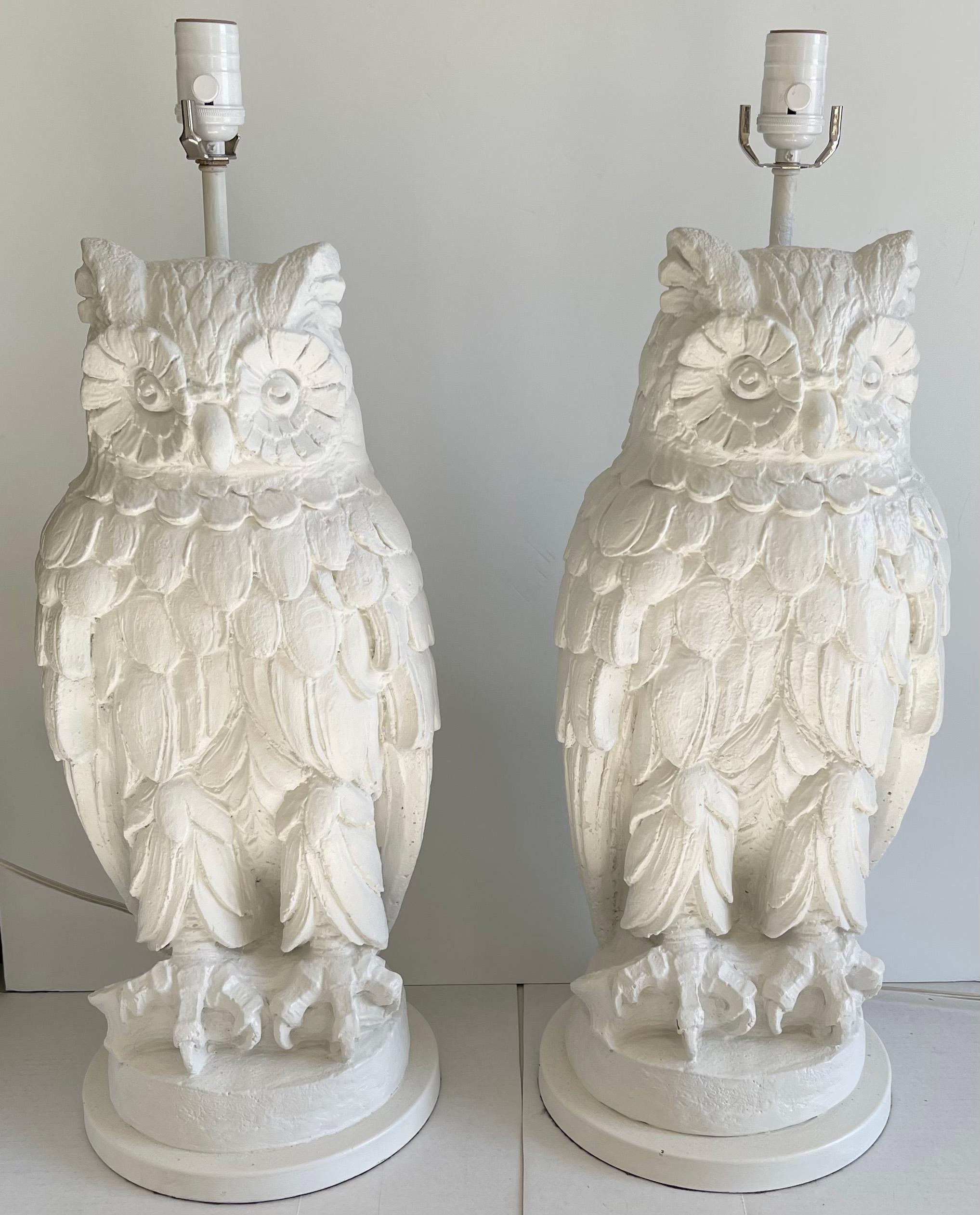 Coppia di lampade a gufo in gesso di grandi dimensioni degli anni '70. Le lampade sono state ridipinte di recente con una finitura bianco antico. Le basi rotonde originali in metallo sono dipinte in tinta.
Cablata di recente con una presa singola e
