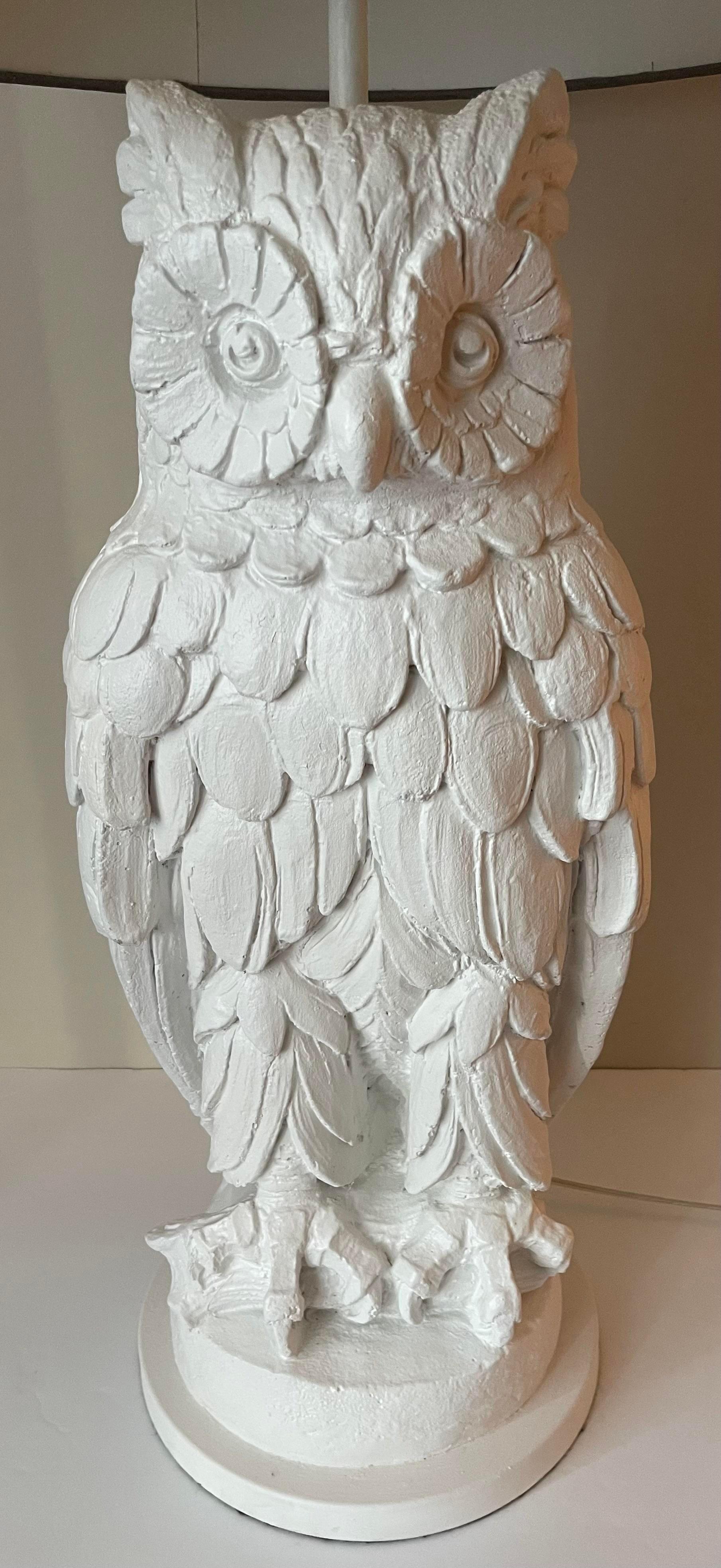 Hollywood Regency Lampade in gesso bianco con figura di gufo, coppia in vendita