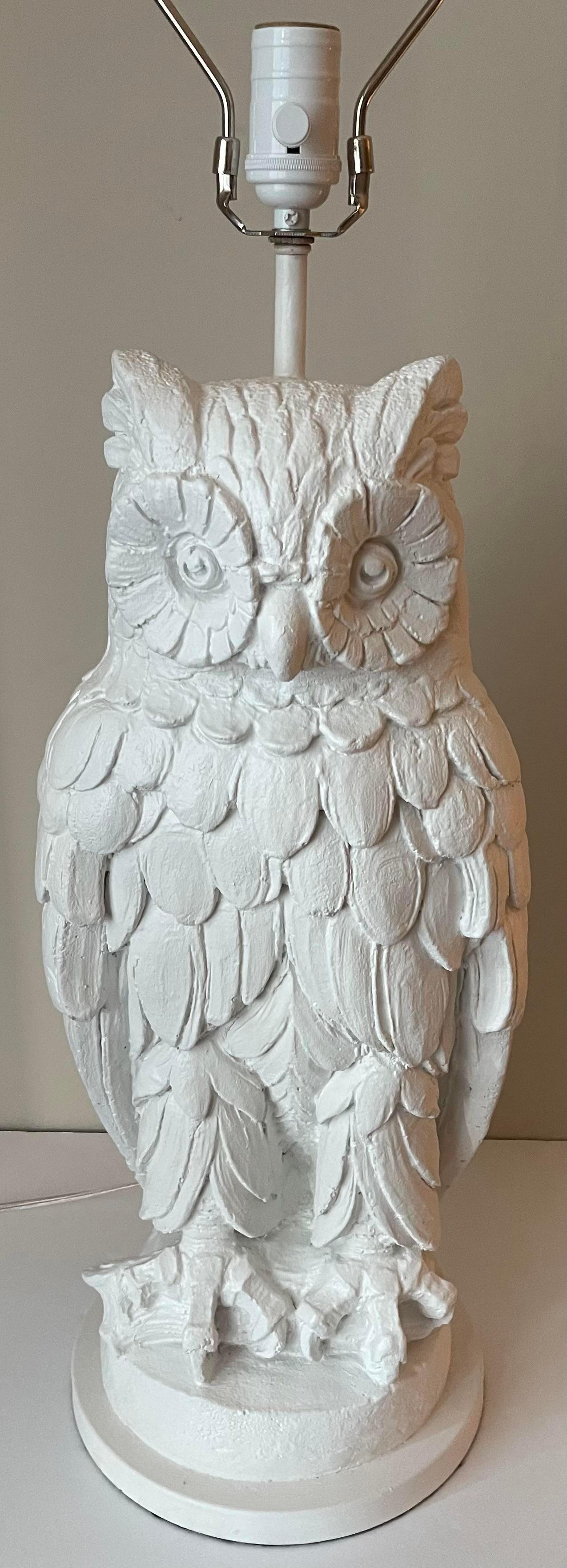 Americano Lampade in gesso bianco con figura di gufo, coppia in vendita