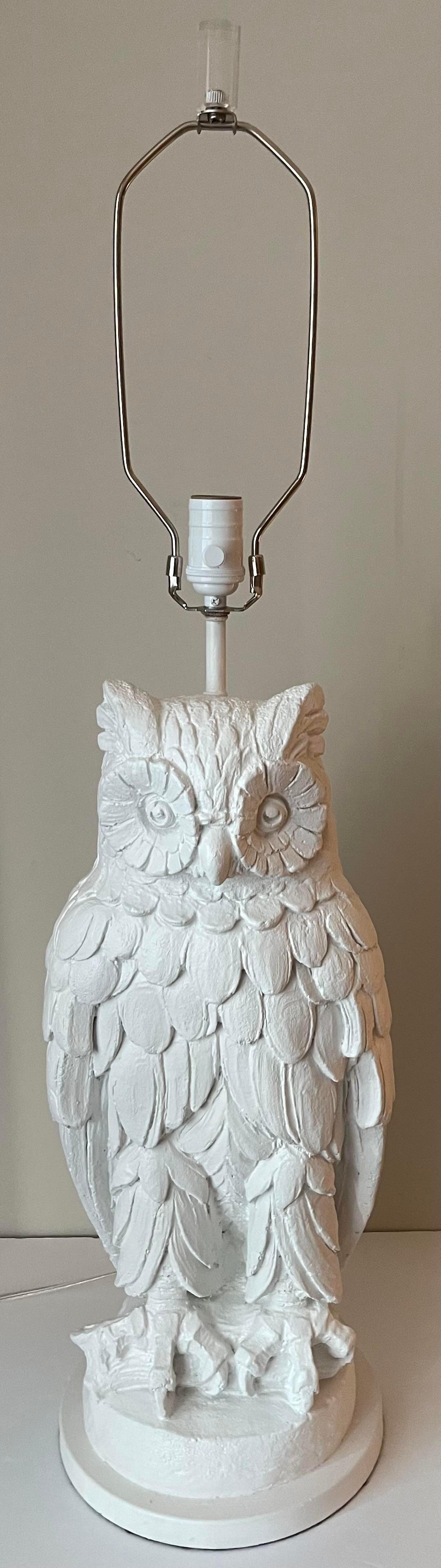Lampade in gesso bianco con figura di gufo, coppia In condizioni buone in vendita a Stamford, CT