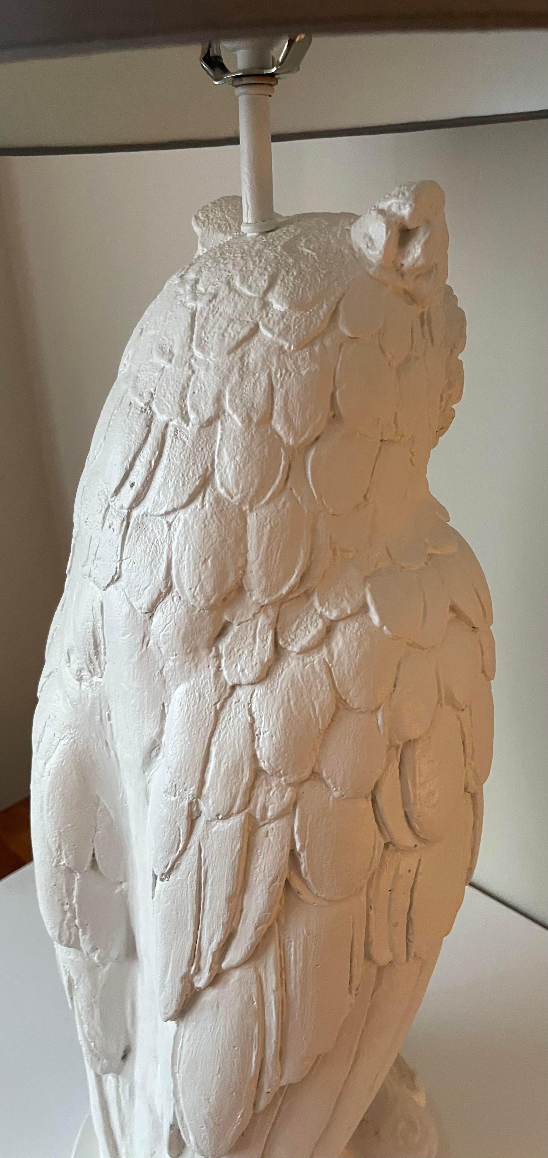 Fine XX secolo Lampade in gesso bianco con figura di gufo, coppia in vendita