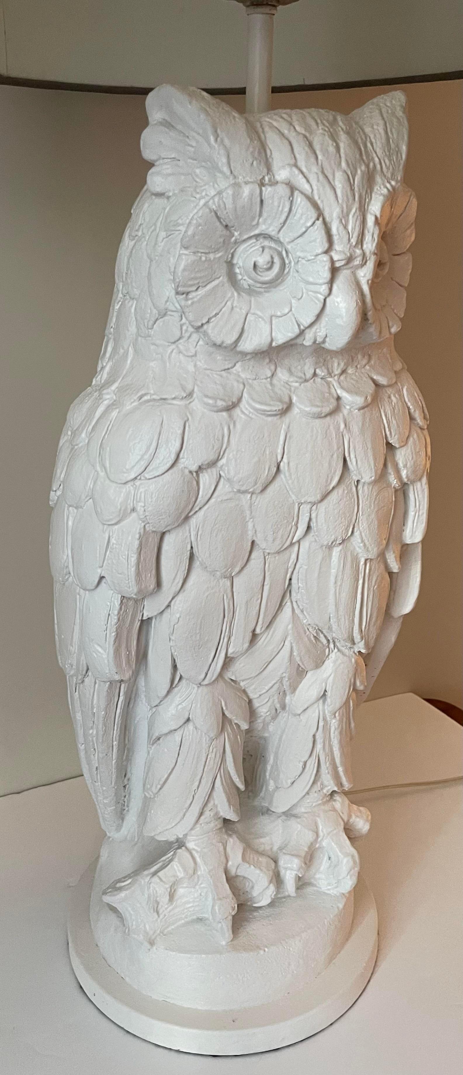 Metallo Lampade in gesso bianco con figura di gufo, coppia in vendita
