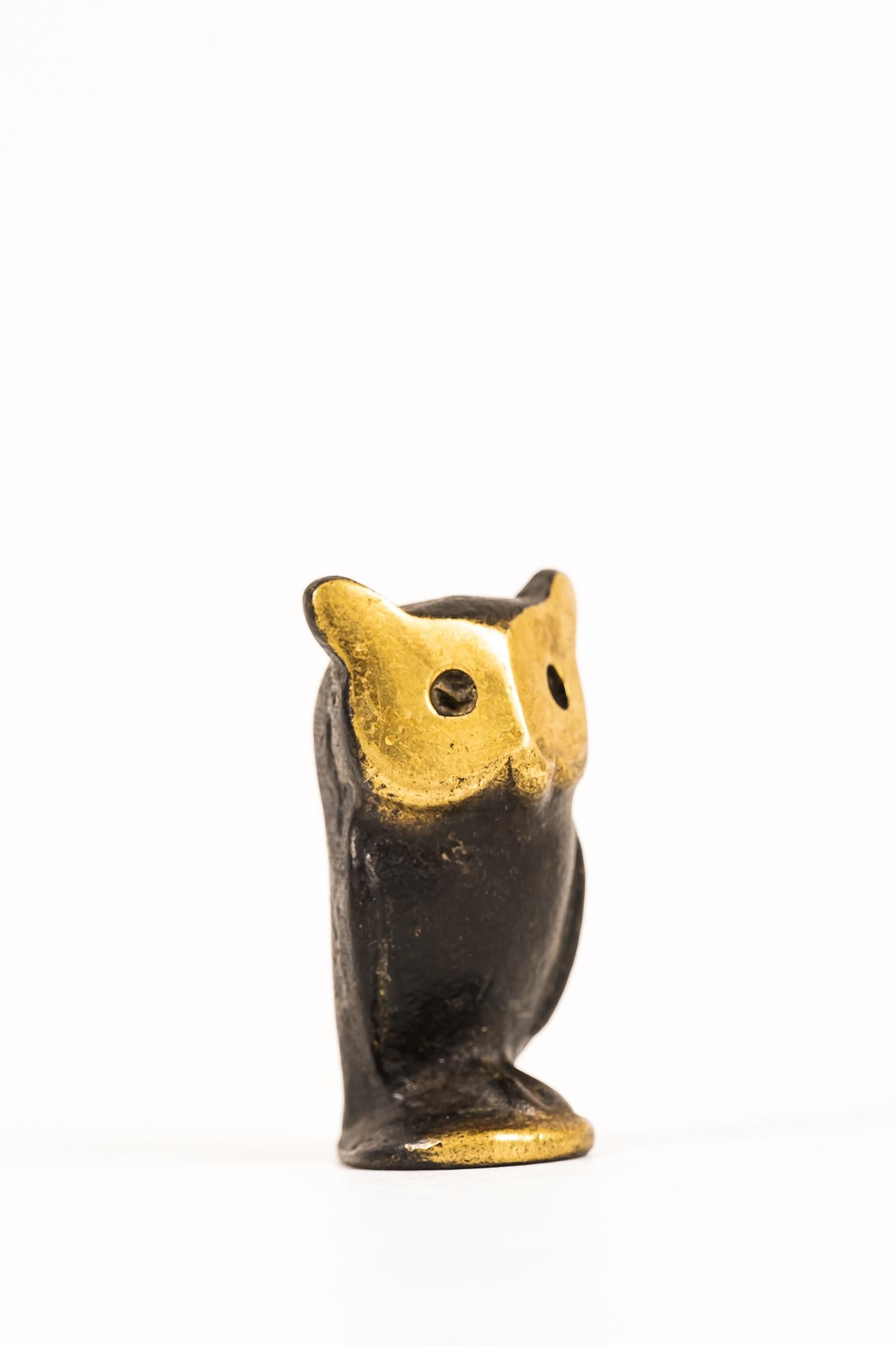 Laiton Figurine de hibou par Walter Bosse vers les années 1950 en vente