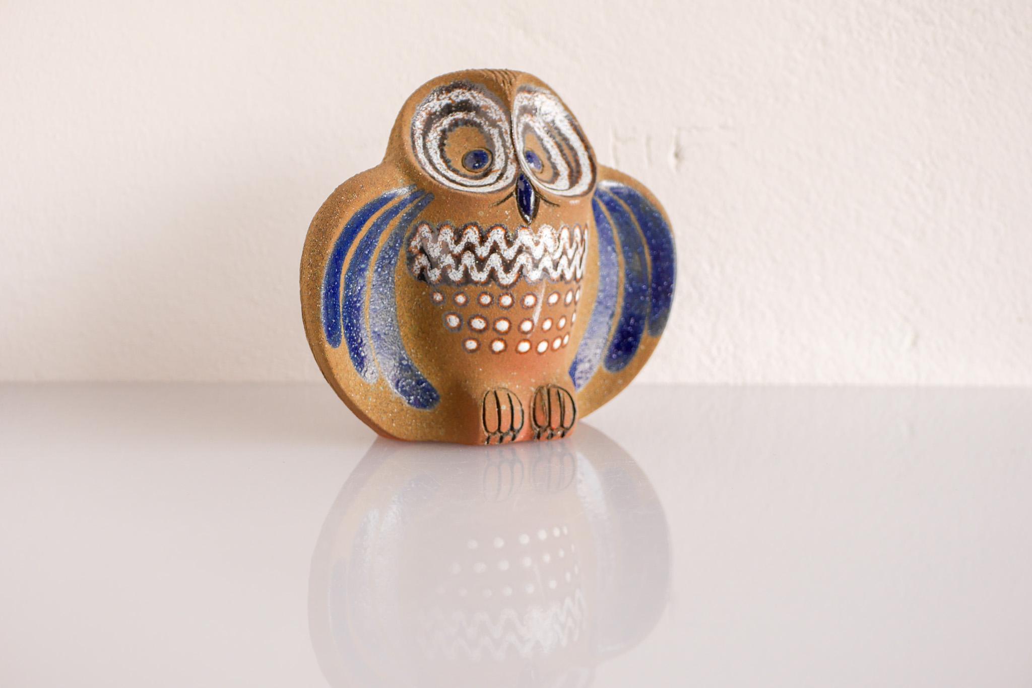Fantástica figura/escultura vintage de cerámica y gres que representa un búho, realizada por Thomas Hellström para Nittsjö Suecia. Éste es uno de los famosos animales de Hellströms para Nittsjö Keramik, Suecia. Este búho se fabricó en los años 60,