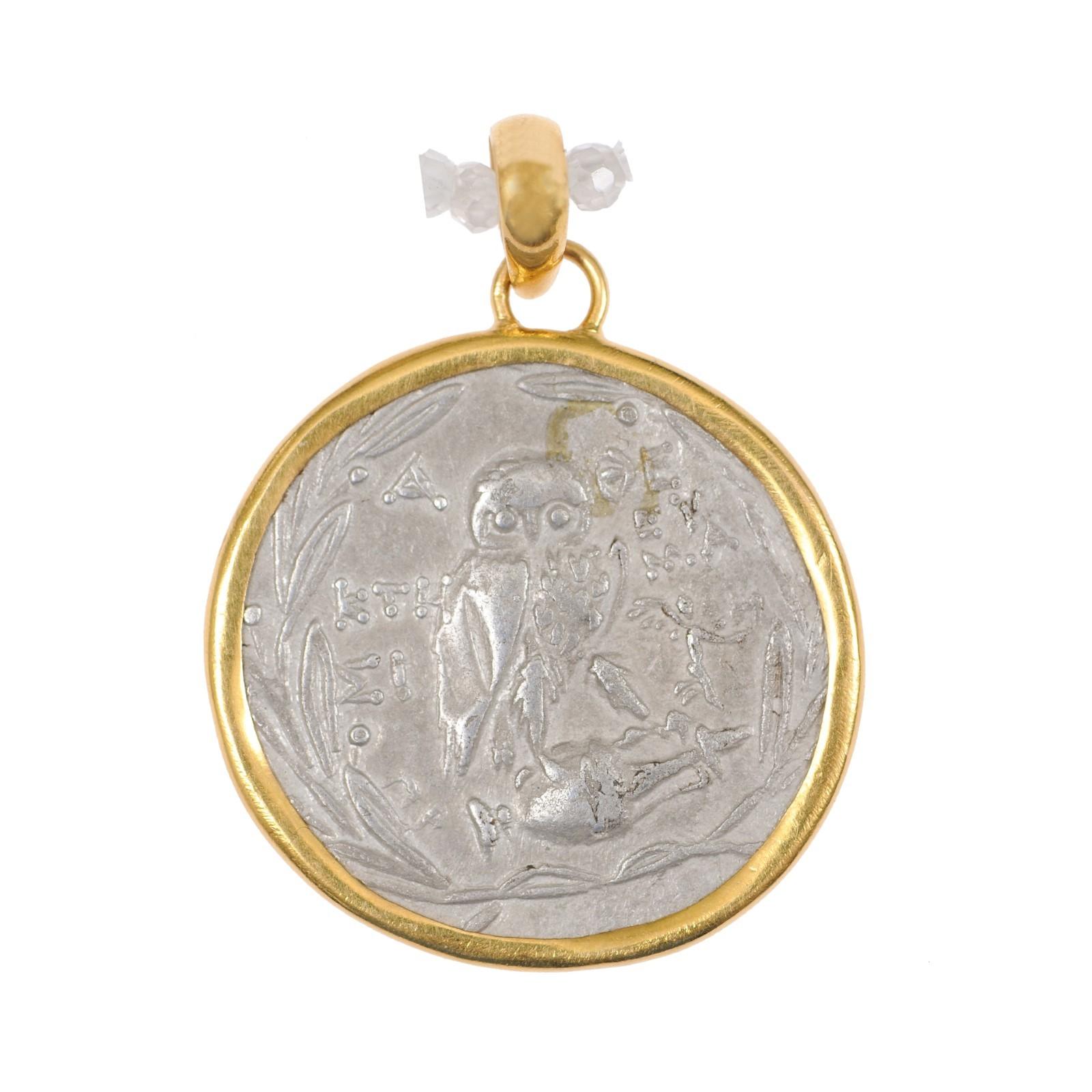 Eine silberne Tetradrachme, geprägt in Attika, Athen um 139 v. Chr. Auf der Vorderseite der Kopf der Athena Parthenos, nach rechts gewandt, mit einem reich verzierten dreifach bekrönten Helm, umgeben von einem gepunkteten Rahmen. Auf der Rückseite