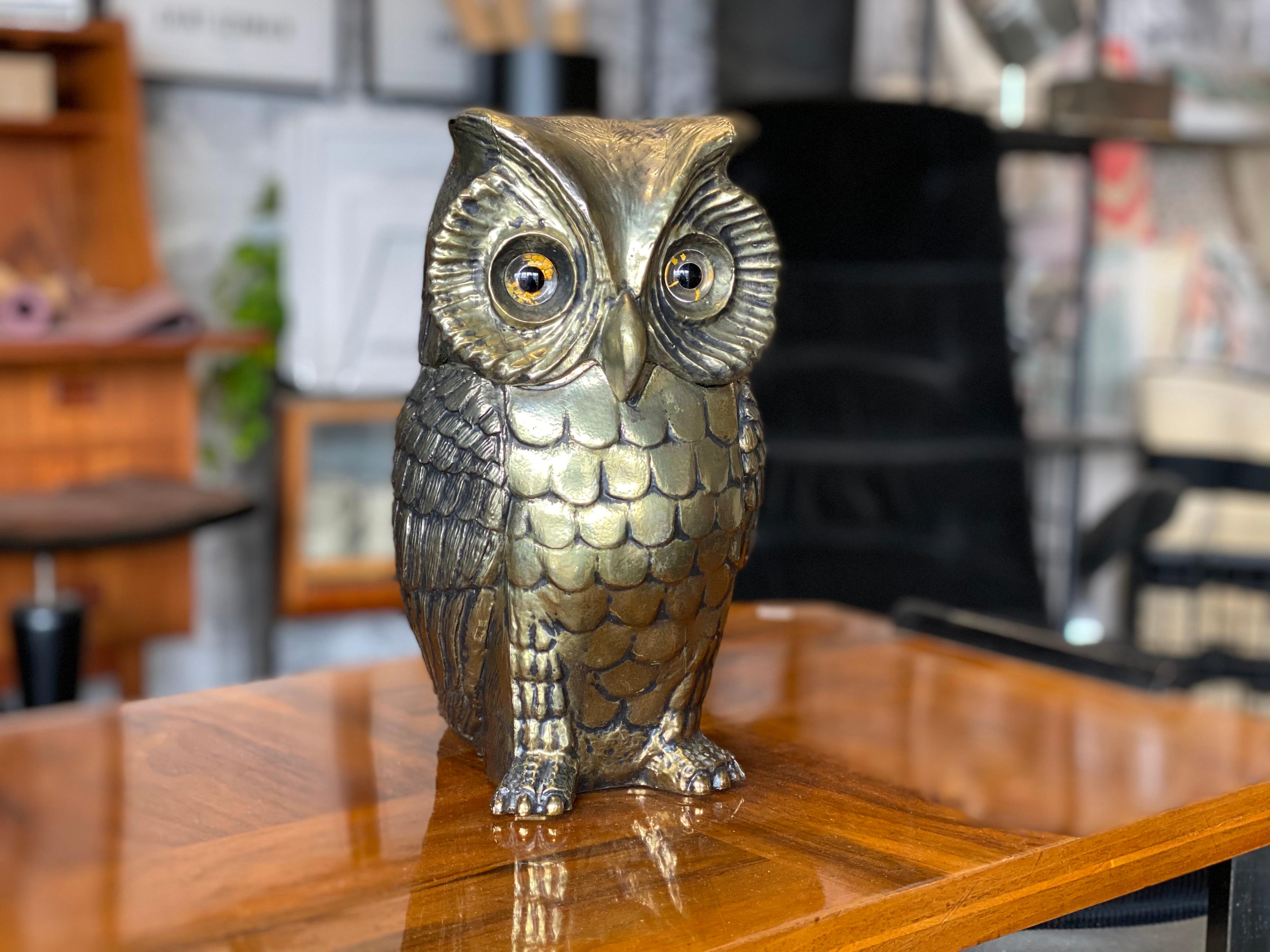 Beautiful golden owl ice bucket designed by Hans Turnwald for the Swiss company Freddo Therm from the 1970s. This detailed ice bucket in the shape of an owl is a beautiful, luxurious addition to the home bar or simply as a special decoration for the