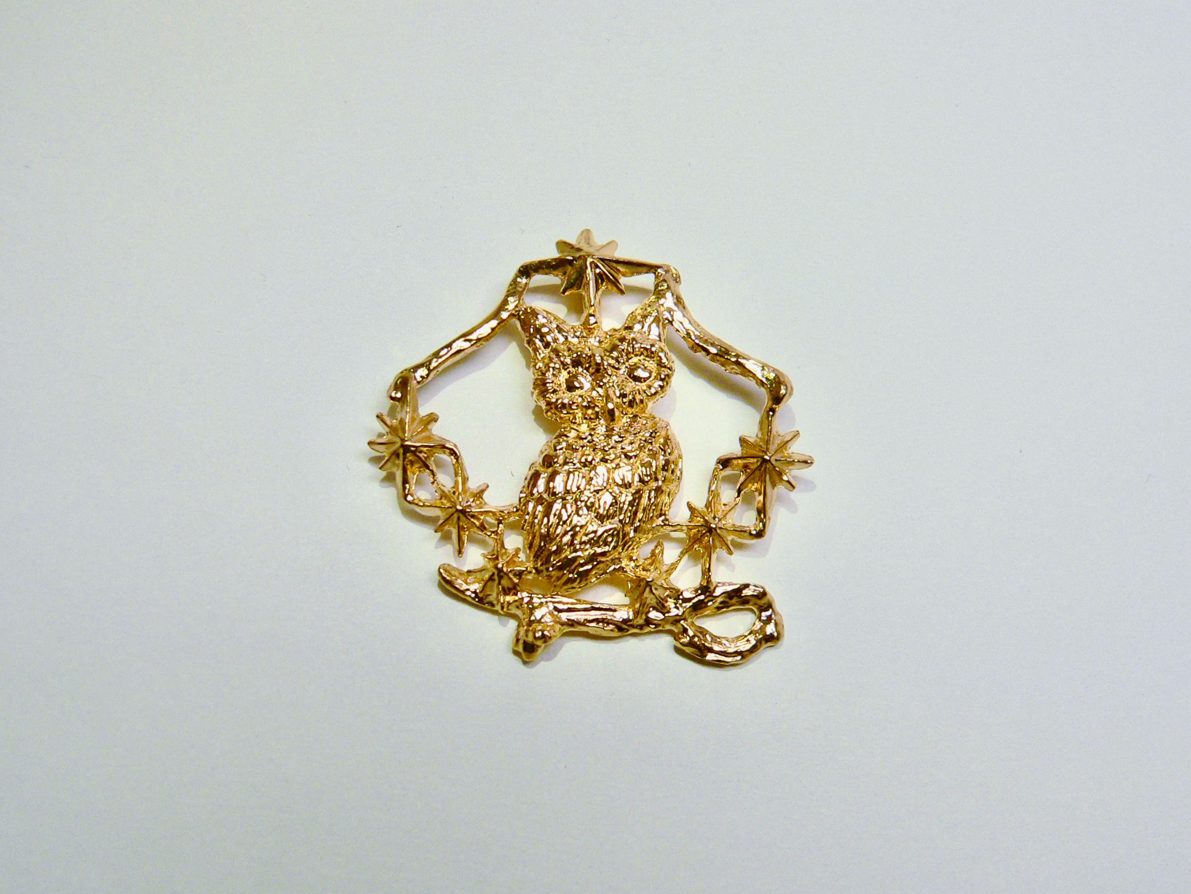 A owl resting at the tree brunch in the woods under the twinkling night sky.  

This pendant is made of Sterling Silver with 18 Karat gold plated as one of the Night Collection. This item is not included chain, 5th, 6th and 7th images are showing