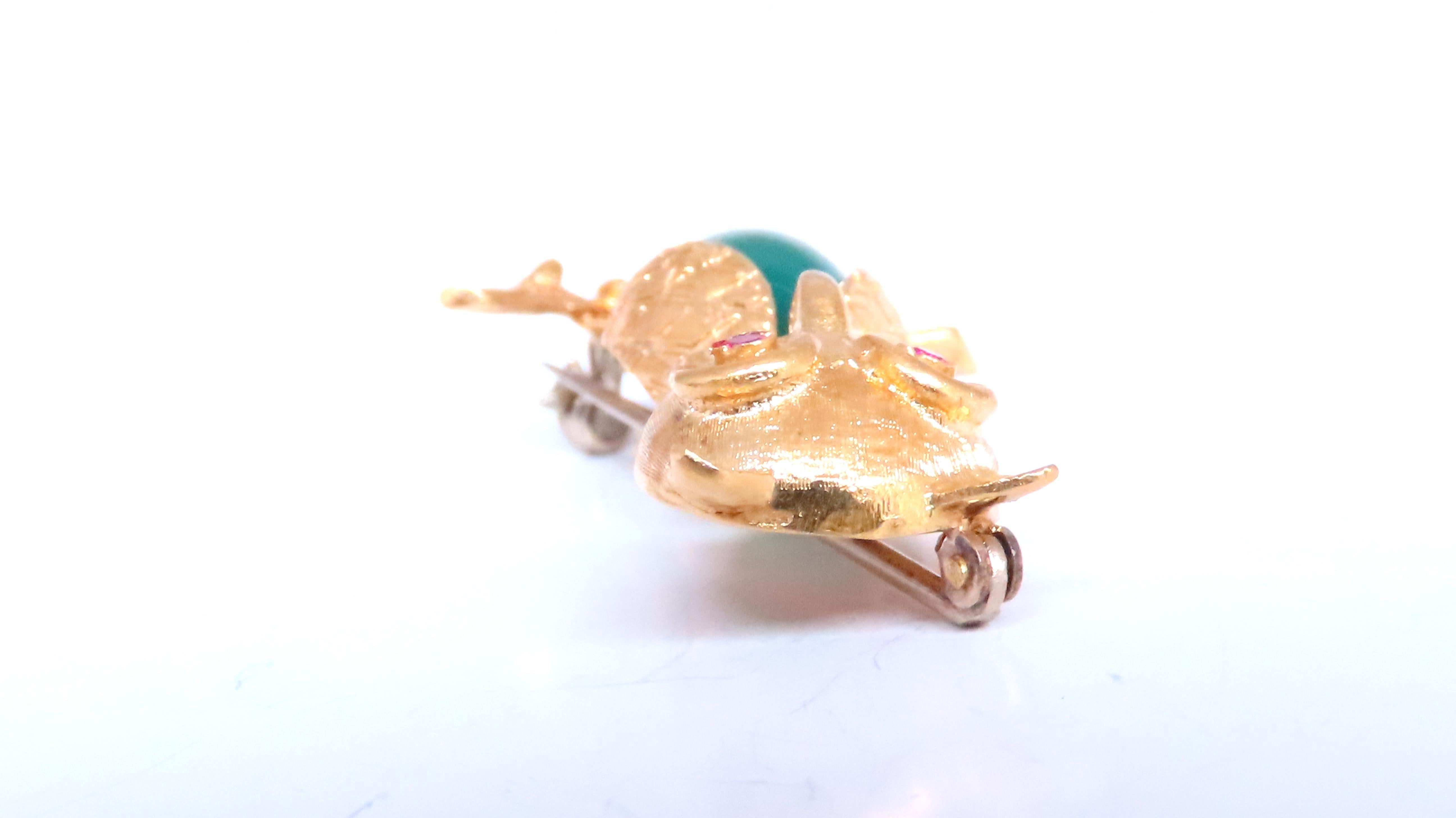 Gufo di giada con rubino Figurina 3D Spilla in oro 18kt 12554 In condizioni Nuovo in vendita a New York, NY