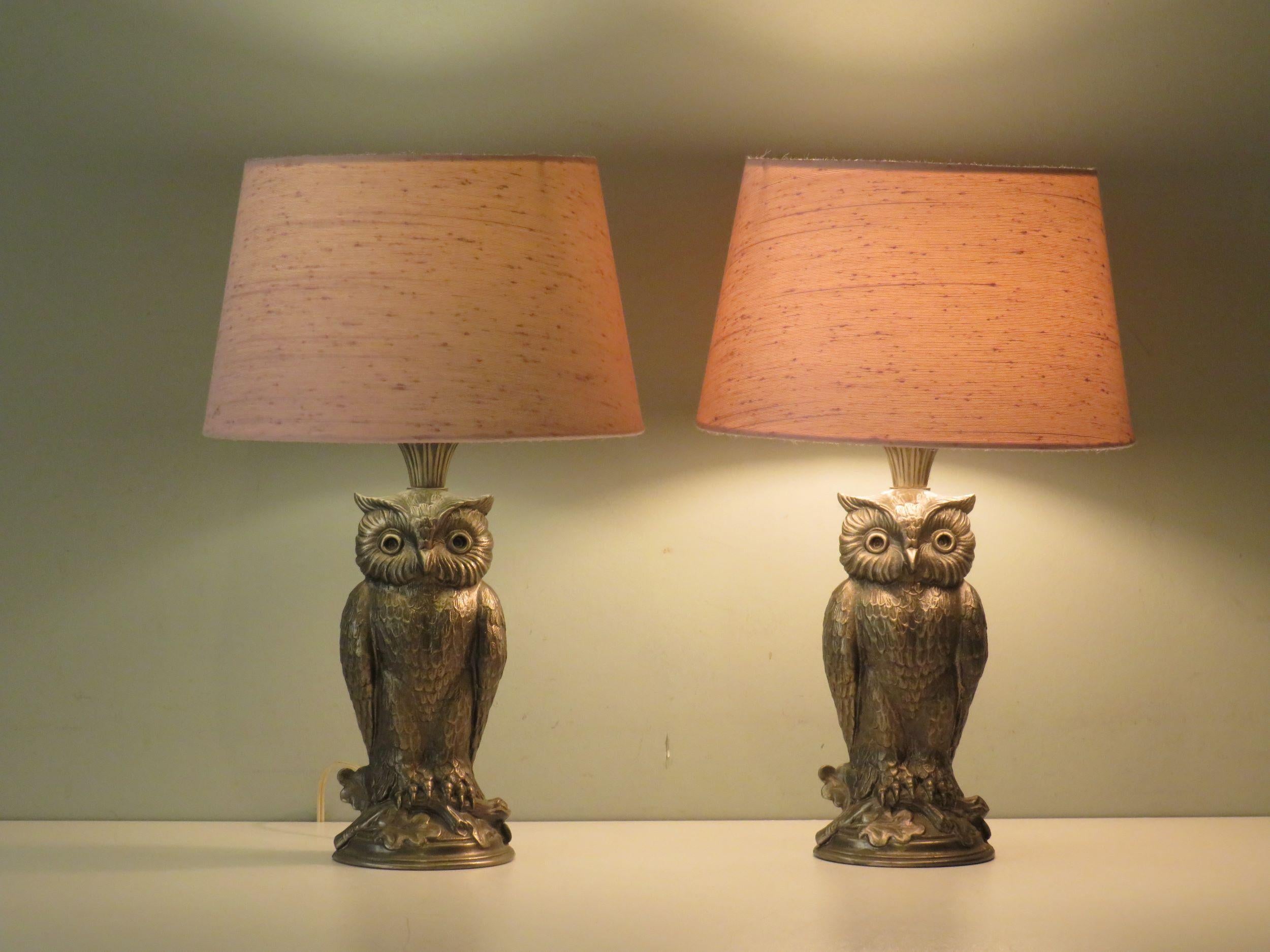 Set of 2 stylish silver metal lamps in the shape of an owl.
The beautiful quality lamps with 1 E 27 fitting and a (new) custom-made lampshade in light pink fabric with gray accents.
The accompanying photos of the lamps in lit condition show 2