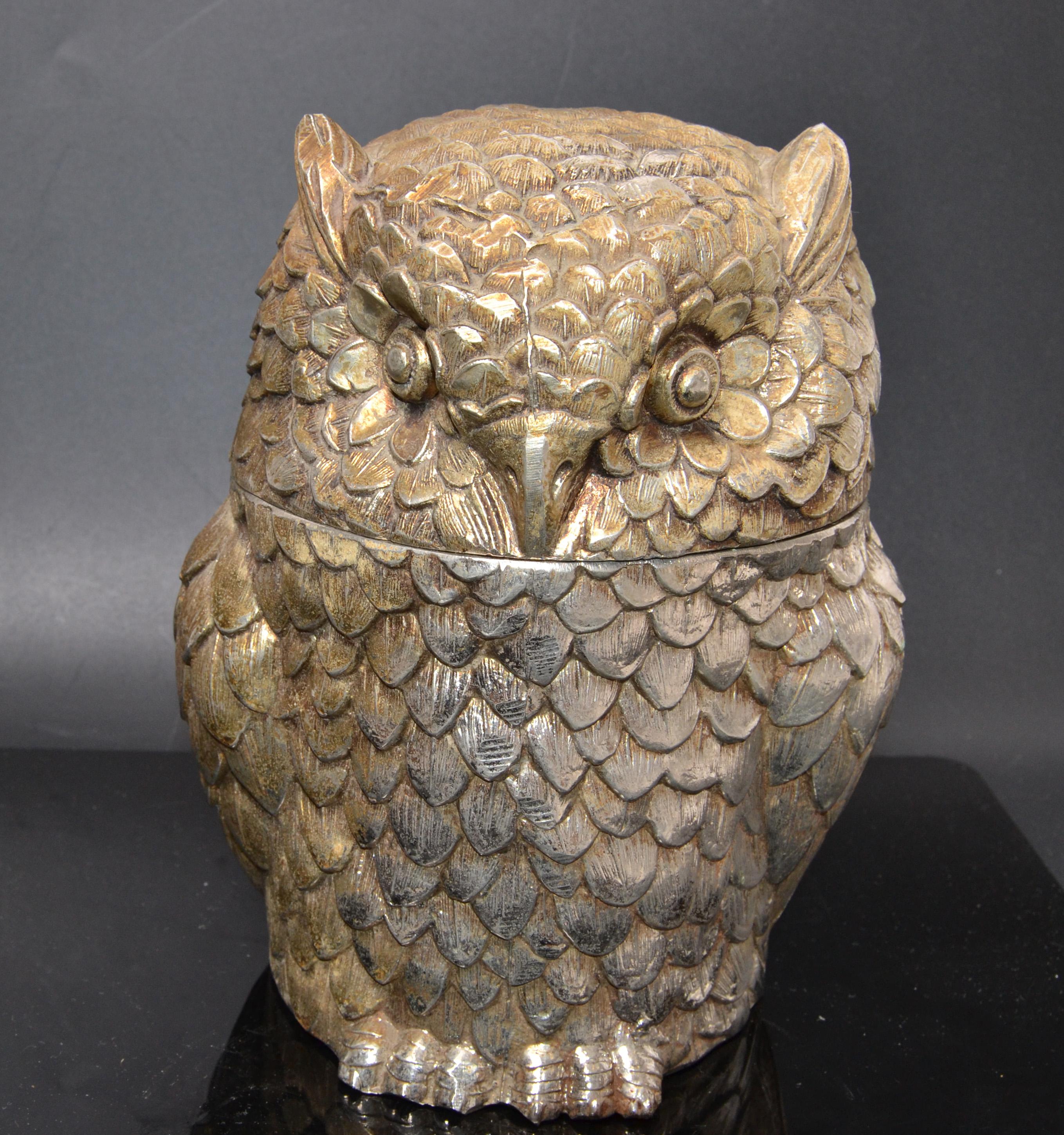 1940s original Mauro Manetti gold plate owl ice bucket with metal insulation, made in Italy.
Keeps the ice cubes frozen for a long time as the lid sits tight on the bucket.
Highly favored Collectors treasure.
  