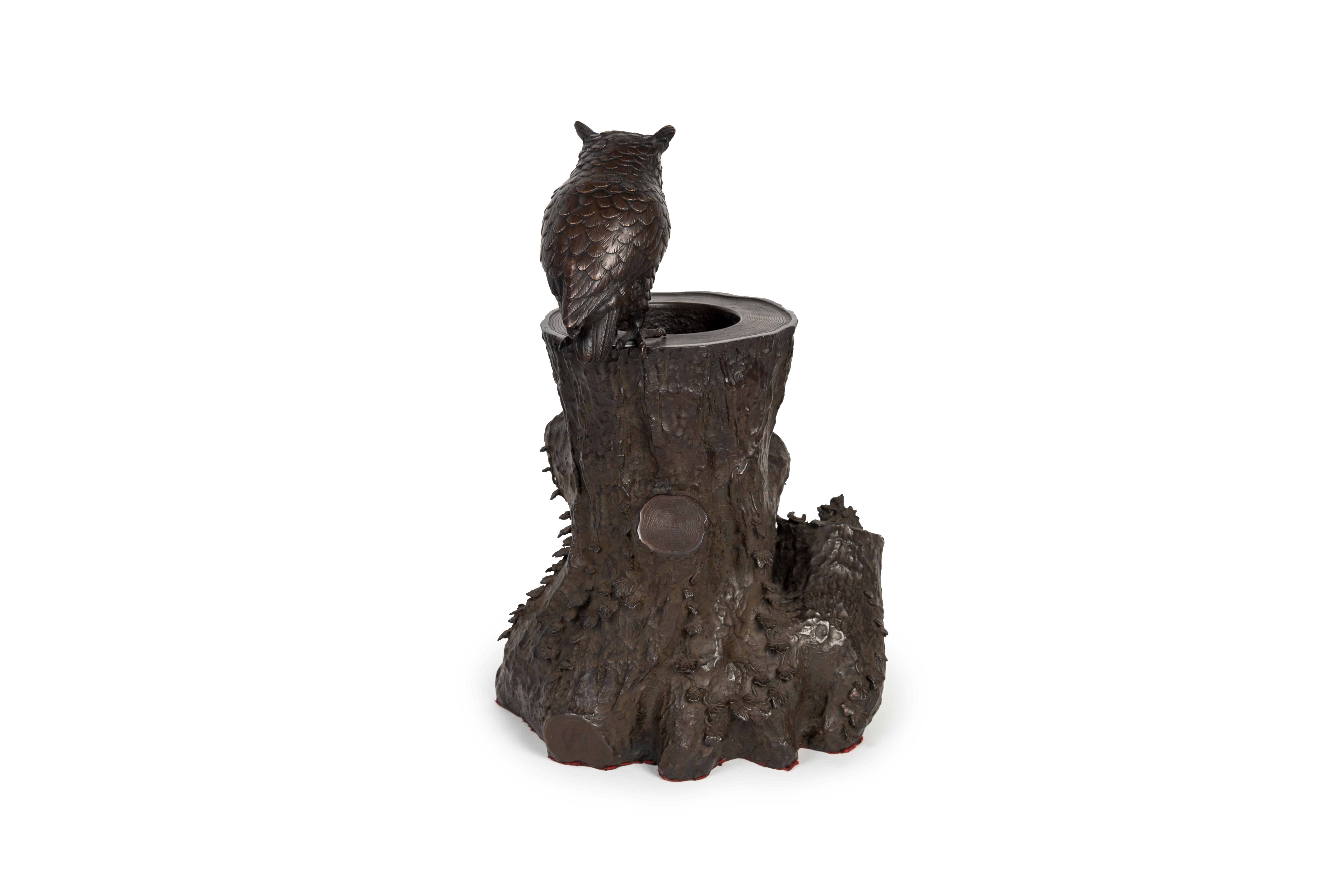 Owl on a Tree Stump In Excellent Condition For Sale In PARIS, FR
