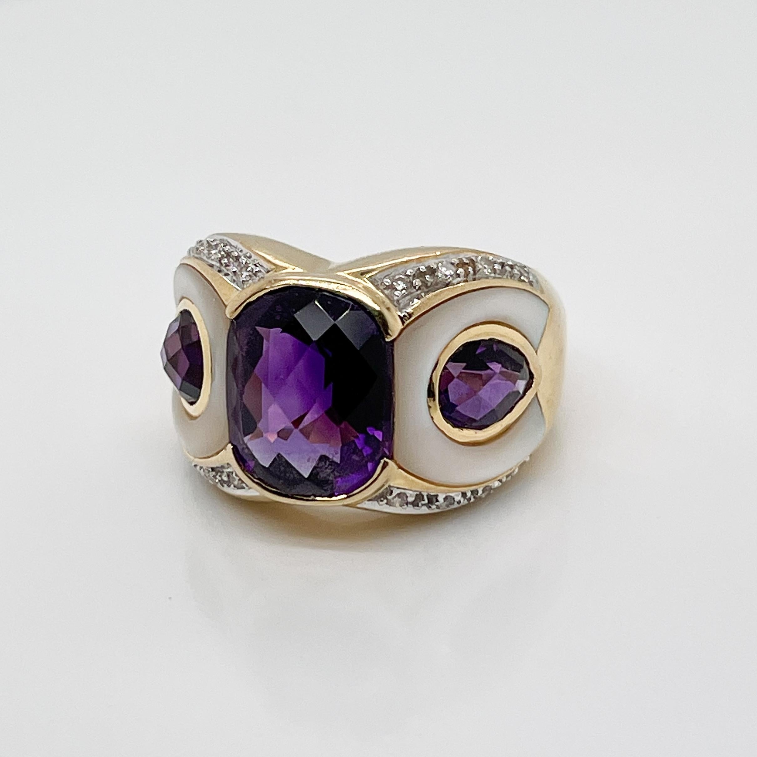 Taglio rotondo Anello Cocktail Gufo/Parrocchetto in oro 18k, madreperla, diamanti e ametista in vendita