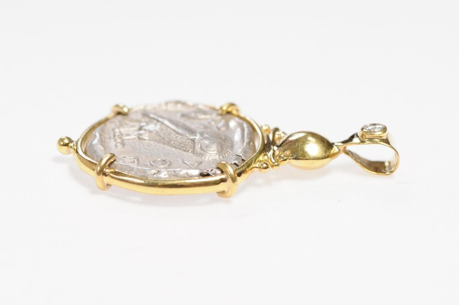 Pendentif hibou avec diamants sertis sur le chaton en or 22 carats Unisexe en vente